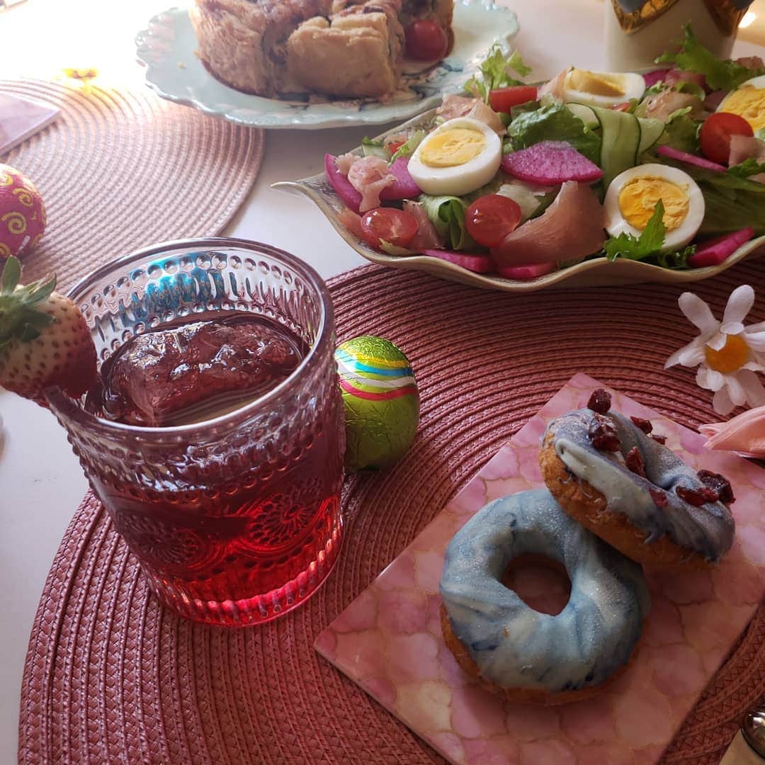 mam（まむ）さんのインスタグラム写真 - (mam（まむ）Instagram)「Easter Party🐇🐣 ♥menu♥ ・サラダ ・キッシュ ・アンチョビのポップコーン ・大理石風ブルードーナツ ・ミネストローネ ・ケーキ ・クランベリージュース リサメロ作とmim作と、あと持ち寄ったものもアリ♥ リサメロたちとイースターパーティー、楽しかったなあ。因みに今日の写真では無いです🤫🤫🤫🤫🤫 #stayhome」3月28日 22時57分 - mam_11_11