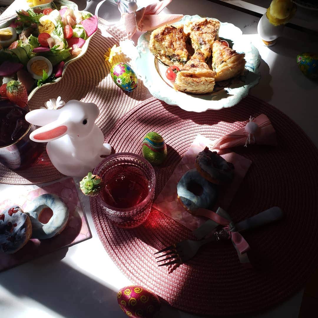 のインスタグラム：「Easter Party🐇🐣 ♥menu♥ ・サラダ ・キッシュ ・アンチョビのポップコーン ・大理石風ブルードーナツ ・ミネストローネ ・ケーキ ・クランベリージュース リサメロ作とmim作と、あと持ち寄ったものもアリ♥ リサメロたちとイースターパーティー、楽しかったなあ。因みに今日の写真では無いです🤫🤫🤫🤫🤫 #stayhome」