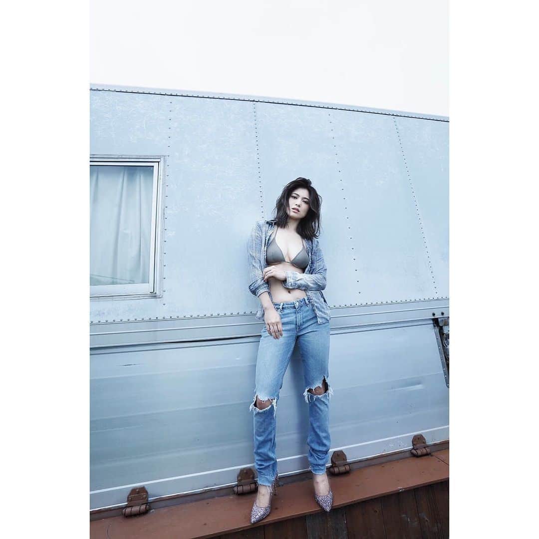 金城優華のインスタグラム：「写真集からワンカット  このカット結構好評でした。﻿ ﻿ ﻿ #あ。まだ髪長い #金城優華﻿  #グラビア #写真集﻿ #島の華  #多分 #まだ #販売中 #筋トレ女子 #Instagram #instagood」