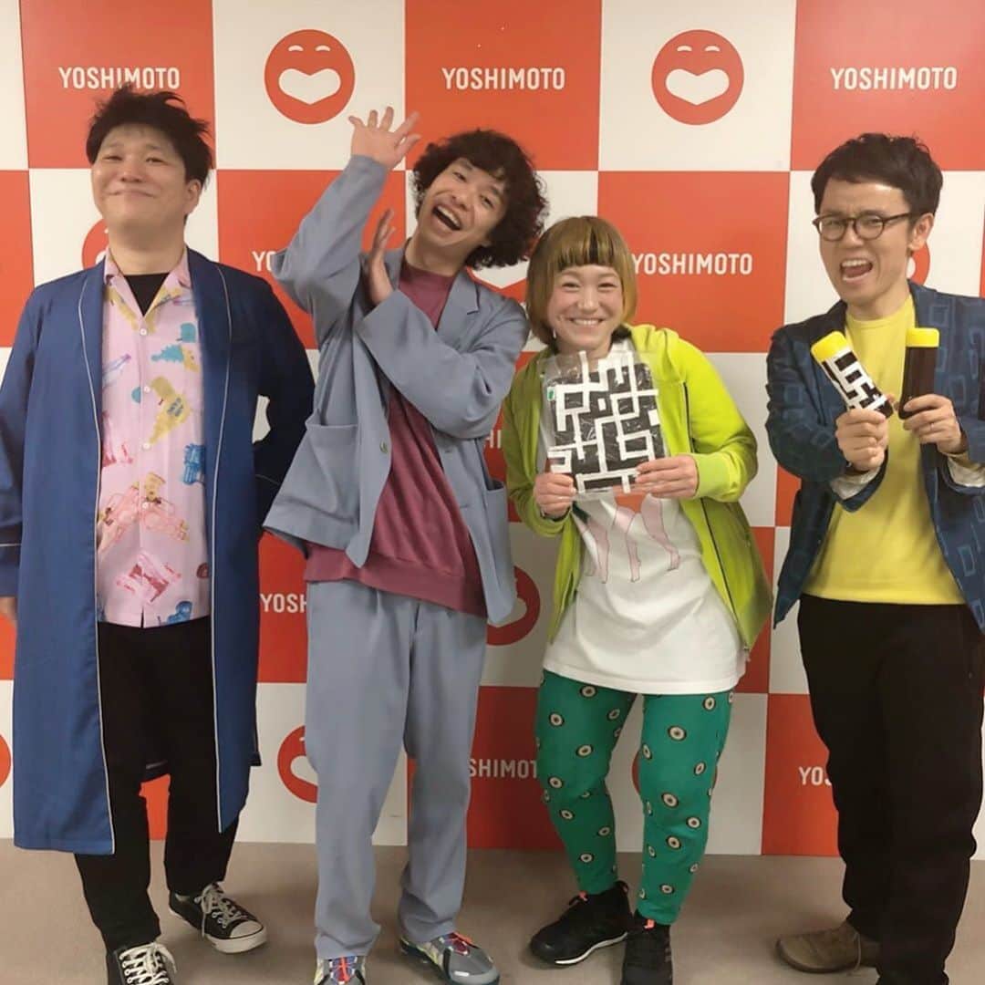 のインスタグラム：「バー直男女🦸🏻‍♂️🦸🏻‍♂️🦸🏼🦸🏻‍♂️ #クロスバー直撃 #前野っちに #布袋寅泰 さんの #ギタリズム柄 #海苔 #ドレッシング #もらったよ #手作りの模様 #ロング丈コート #水鉄砲🔫 #シャツは #私の古着 #サイズ感一緒やから #いつももらってくれる #笑 #まはーん #しこーん #ミートボールポイポートボールミー」