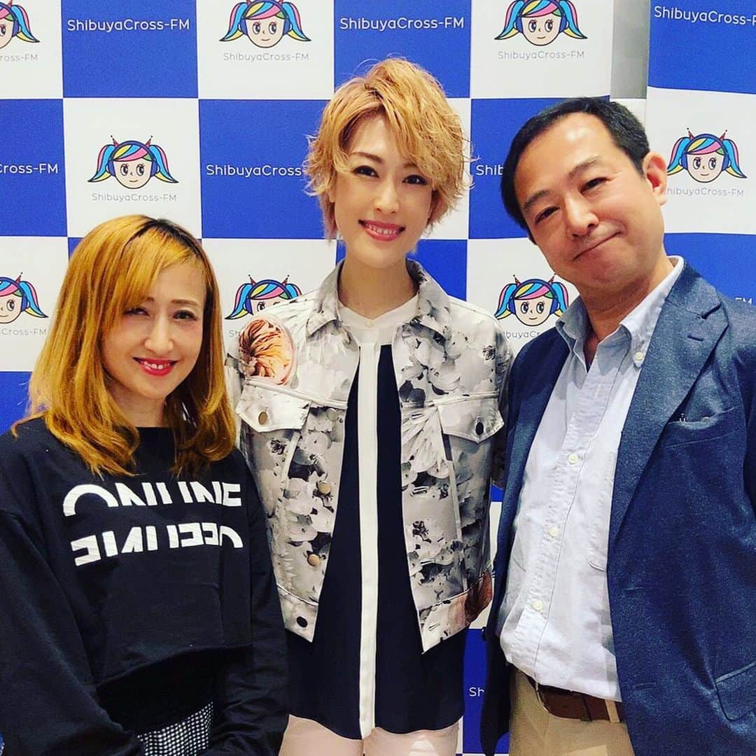 如月蓮さんのインスタグラム写真 - (如月蓮Instagram)「.﻿ フライヤーが完成しましたー！！﻿ おぉ…どきどき。笑﻿ うし。がんばろっ！！﻿ .﻿ 花村学園主催者の、岩上さんと、ようみさん♡﻿ 日々、大変お世話になっております！！﻿ ようみさんは花村学園の脚本家で、10年以上もこの作品を愛し育ててきた方です。とっても可愛いくて明るいようみさん、お話ししていると元気になります！この作品もとっても明るいお話なので、ようみさんそのものですね♡﻿ そしてサポート力抜群の岩上さんも、いつも力強く温かく見守ってくださっています。お2人の熱いハートが何より素敵！！本当に、ご縁に感謝。お2人を中心に、みんなで駆け抜けます！﻿ .﻿ ヒロインの朱ちゃん♡﻿ この最強の顔面っ…！！﻿ ニコっとされたらデレるしかないっす。﻿ そのうえ性格までめちゃ可愛いのだっ！！！﻿ 私の役は王道のかっこよくてモテモテキャラなので、デレデレのじーじ（←私の事ね。笑）は封印です。笑﻿ .﻿ 明日は寒くなるみたいですね。﻿ あったかくして、目覚ましかけずに寝ちゃいましょ！！﻿ インドア大好きな私は、やる事多すぎて忙しいです。笑﻿ .﻿ .﻿ .﻿ #如月蓮﻿ #RENスタグラム」3月28日 23時06分 - kisaragi.ren2