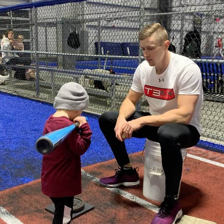 ライアン・ルアのインスタグラム：「Last day as a 2 year old 🥶🩸🧬 #iloveyou #batflip #cagework #fatherandson #hegone #quarantinebirthday ⚾️」