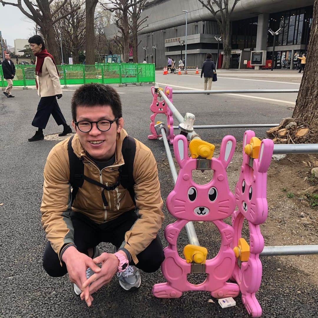 青木真也のインスタグラム：「桜。気になるキャラクター。#青木真也 #上野公園 #shinyaaoki #newbalance990」