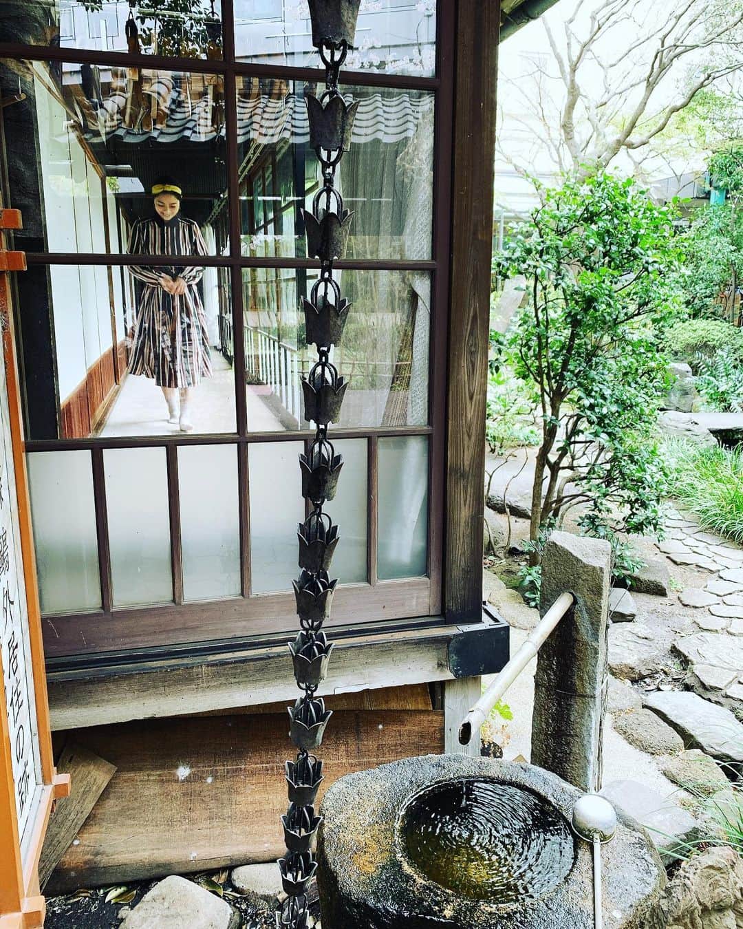 平田裕香さんのインスタグラム写真 - (平田裕香Instagram)「先日、 森鴎外が舞姫を書いたという旧邸があるホテルに気晴らしに宿泊した。  天然温泉第一号の温泉につかり、 チェックアウトギリギリまで寝て、ゆっくり過ごした。  明治に建てられた鴎外荘には樹齢250年の樹があったり、重厚な作りの蔵があったり。 もっとゆっくり長く居たかったな。 何だろ。あの居心地の良さは。  #鴎外荘　#根津　#上野　#明治　#森鴎外」3月28日 23時07分 - hirata_yukaco