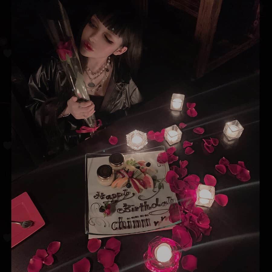 chiiiiiのインスタグラム：「🩸mybirthday🧛🏻‍♀️🔮 今年はれいなっぴが お祝いしてくれた💋✴︎ みなさん沢山お祝いの言葉 ありがとうございました🦇 今から全部読みきるね」