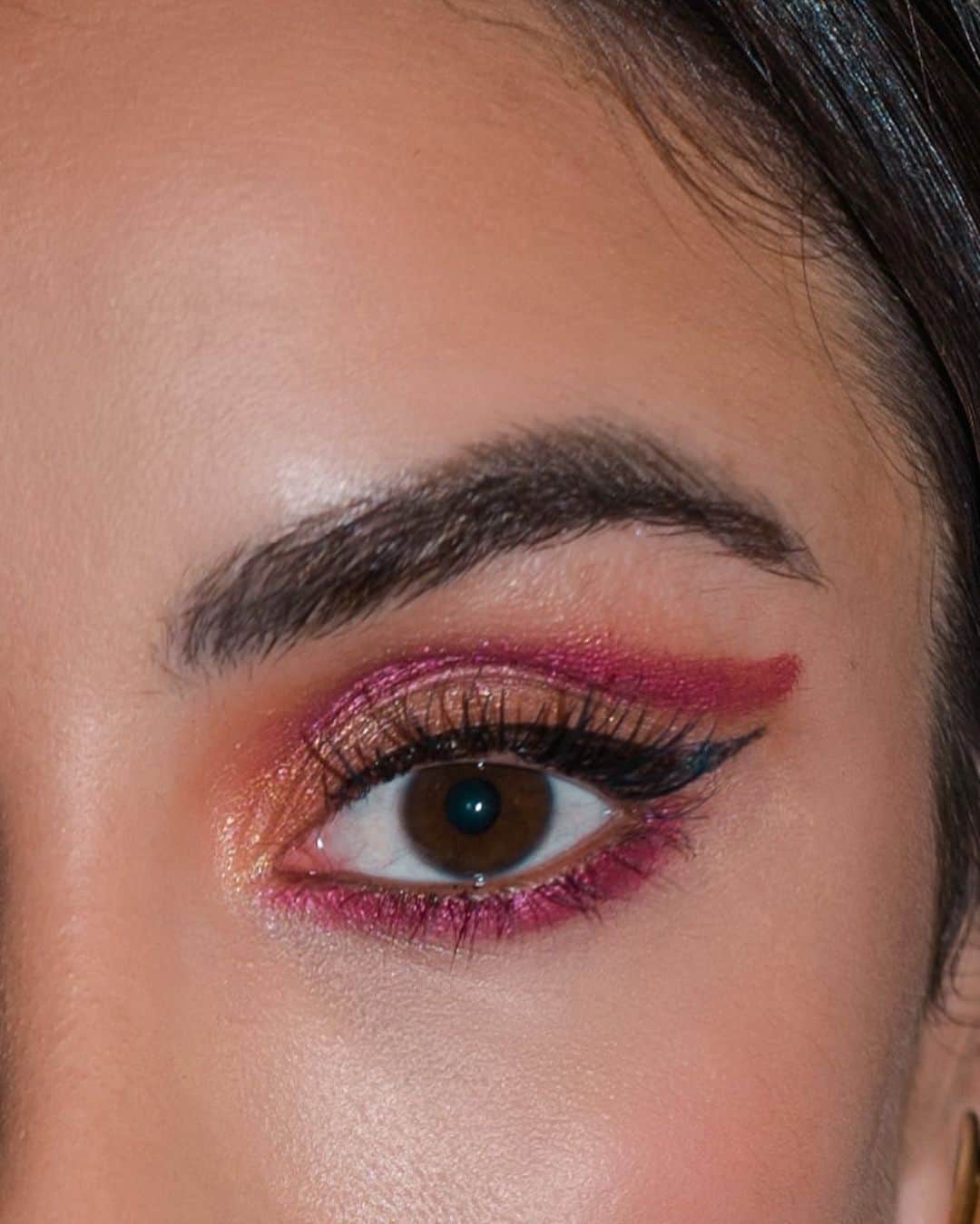 Tamara Kalinicさんのインスタグラム写真 - (Tamara KalinicInstagram)「Never planned on creating so many different makeup looks without actually going anywhere. New @lauramercier Caviar Stick Collection Extension with highly pigmented sticks got me so inspired to play. On my eyes wearing Magenta, Sunbeam and Copper #GAMEON ad」3月28日 23時09分 - tamara