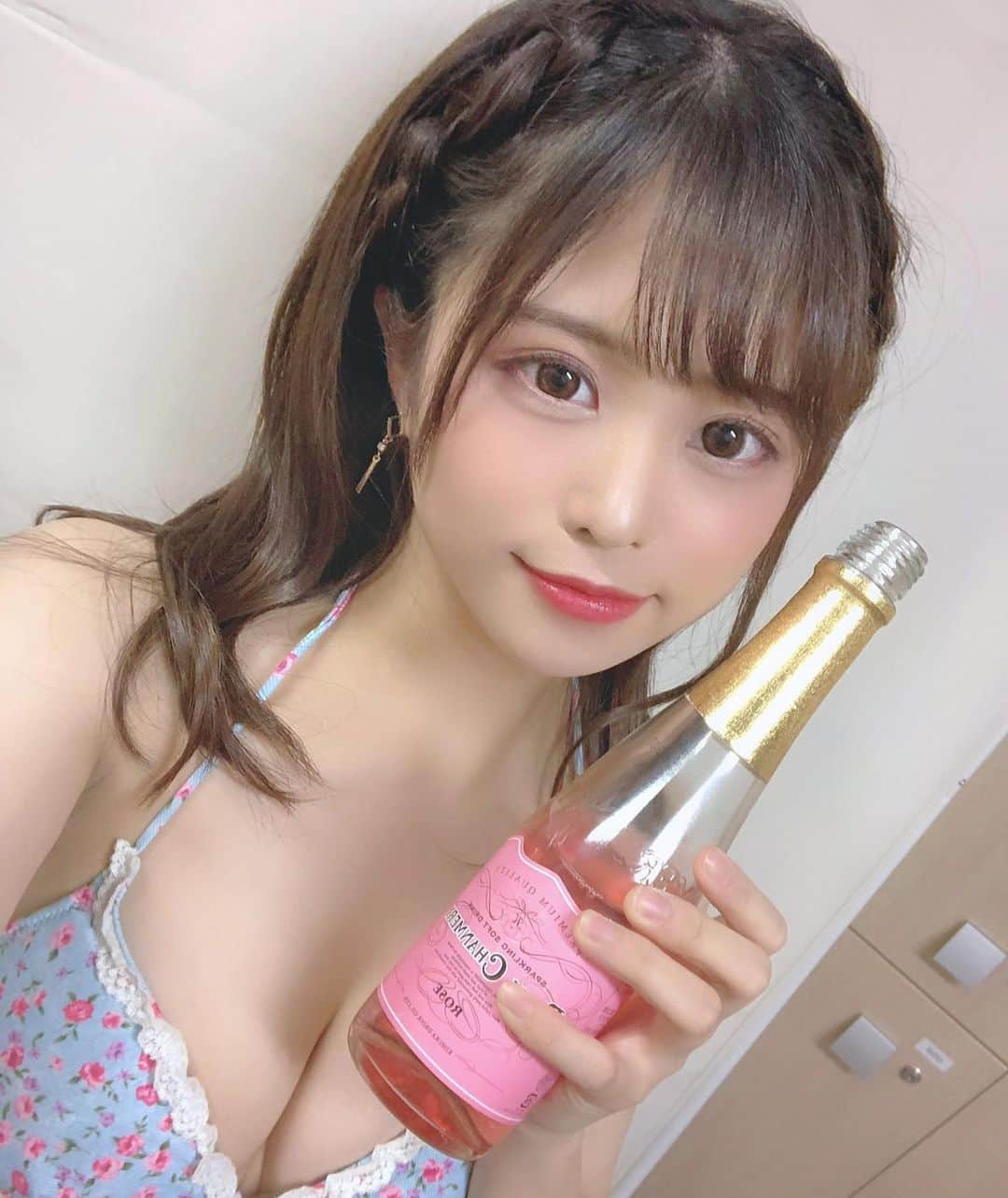 堀内玲さんのインスタグラム写真 - (堀内玲Instagram)「シャンパンナイトする？ ． ． ． ． #gravure #gravureidol  #グラビア #グラドル  #インスタグラビア  #グラビアアイドル #グラビアモデル #水着 #bikinigirl #ビキニ #セクシー #asiangirls  #asiansexy #bikinimodel  #巨乳 #美乳 #谷間 #japaneseidol  #童顔 #ロリ #sexydress  #sexystyle #bikini #japanesegirl  #sexyart #アイドル #美女図鑑  #sexybaby #sexy #ビジョビ」3月28日 23時16分 - horiuchi_rei