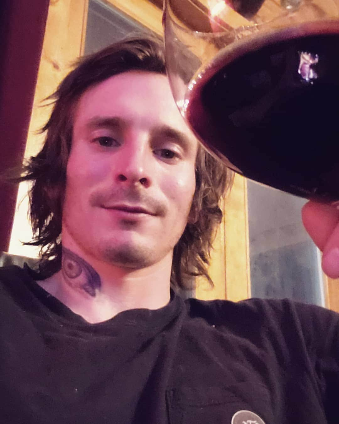 ダニエル・ウッズのインスタグラム：「Cheers from quarantine... cant figure out if Im an athlete, winoholic, or both 😄🤷‍♂️. My rule is always 1st glass after 5 pm (unless im at a beach on vacay), so I think im doin ok. 🍷by Primitivo di Manduria (2k18)」