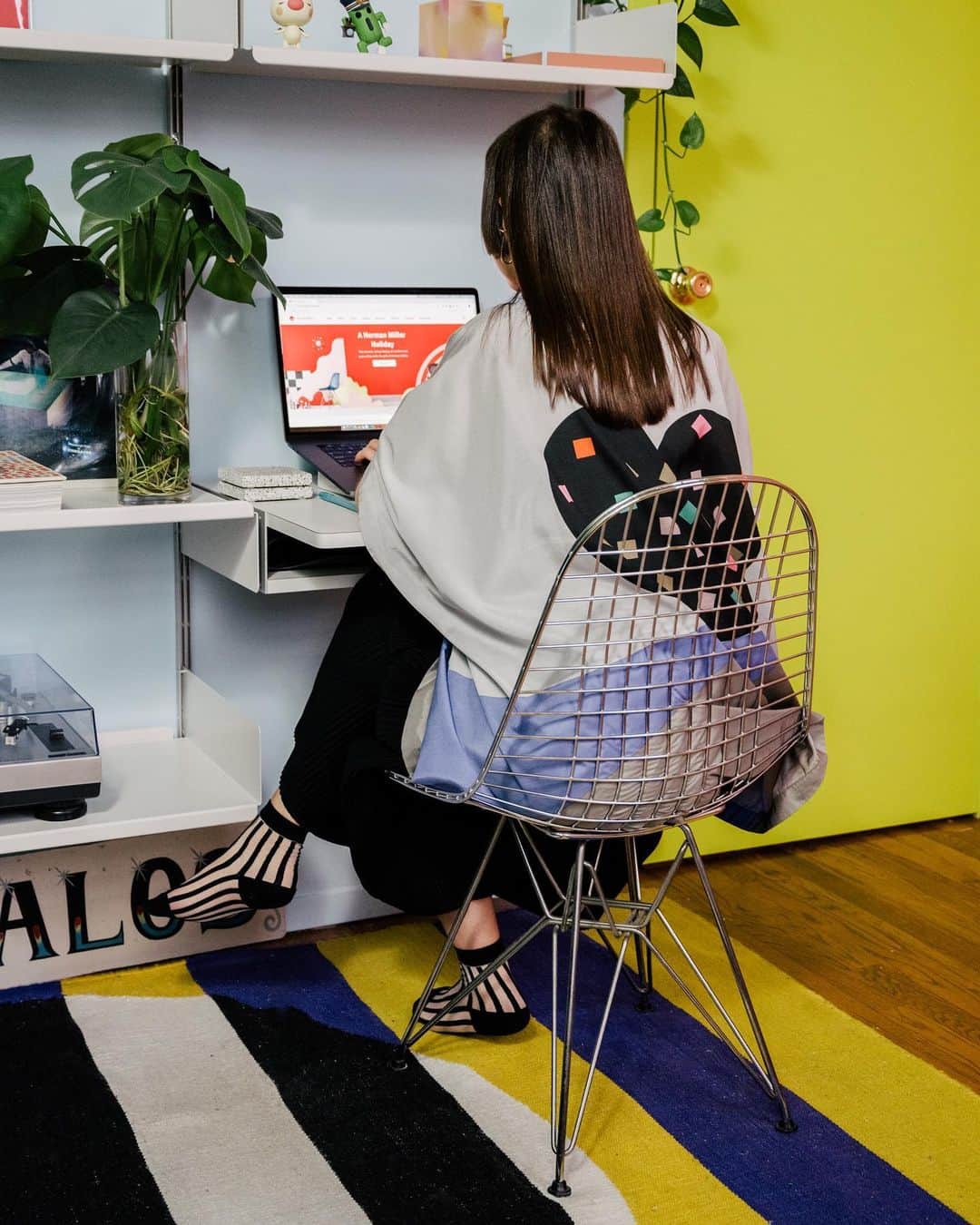 Herman Miller （ハーマンミラー）さんのインスタグラム写真 - (Herman Miller （ハーマンミラー）Instagram)「Schedules have shifted, lives have changed, and you may be far apart from those you care about most. Now, more than ever, it’s so important to stay connected: give a friend a call; start a video chat; send a silly selfie; check-in with care; remind loved ones that you’re thinking of them. Starting next week, we’ll be sharing daily spirit-lifters like this from some of our creative friends on Instagram Live. On Monday at 12pm EST, we’re At Home With @letasobierajski and @wadejeffree, who will share how they’re nurturing joy, finding inspiration, and staying creative. Join us! 📸: @danieldorsa」3月28日 23時26分 - hermanmiller