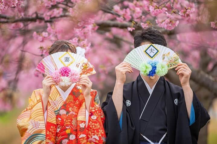 ゼクシィさんのインスタグラム写真 - (ゼクシィInstagram)「【季節感たっぷり！春の和装前撮り】 . 今回は、#ゼクシィ2020 のハッシュタグをつけて 投稿頂いた中から河津桜の前での 和装前撮り写真をご紹介😌✨ . 綺麗に咲いた河津桜がまるでふたりを祝福しているよう🌸💕 夫婦扇子や、和傘、よりそひ守など アイテム使いもとっても上手👏 . 富士山前のロケーションもインパクトがあり、 和装との相性もバッチリ🗻！ . @bun_wedding0516 さま . +♥+:;;;:+♥+:;;;:+♥+:;;;:+♥+:;;;:+♥+:;;;:+♥ . プロポーズから結婚式まで素敵なお写真募集中！ . ゼクシィ公式アカウントでお写真を紹介してみませんか？ 【#ゼクシィ2020】 を付けて投稿してください🕊 . +♥+:;;;:+♥+:;;;:+♥+:;;;:+♥+:;;;:+♥+:;;;:+♥ . ▼花嫁さんダウンロード数No.1 ゼクシィアプリはURLから💍 @zexyrecruit . . #和装#白無垢#和装ヘア#和装前撮り#色打掛 _ #和装婚#和装結婚式#和装小物#打掛#和婚#ウェディングフォト#卒花#卒花嫁#2020冬婚 _ #2020秋婚#2020夏婚#2020春婚#和装花嫁#白無垢コーディネート#全国のプレ花嫁さんと繋がりたい#日本中のプレ花嫁さんと繋がりたい#桜前撮り#後撮りレポ#前撮りレポ _ #開花宣言#ゼクシィ#ちーむゼクシィ#プロポーズされたらゼクシィ」3月28日 14時35分 - zexyrecruit