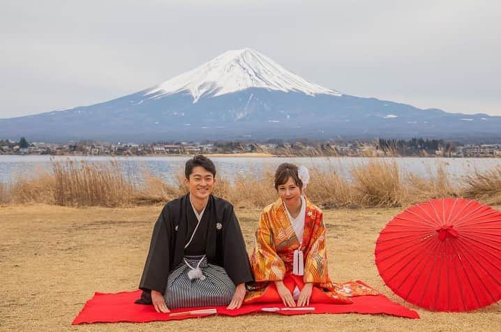 ゼクシィさんのインスタグラム写真 - (ゼクシィInstagram)「【季節感たっぷり！春の和装前撮り】 . 今回は、#ゼクシィ2020 のハッシュタグをつけて 投稿頂いた中から河津桜の前での 和装前撮り写真をご紹介😌✨ . 綺麗に咲いた河津桜がまるでふたりを祝福しているよう🌸💕 夫婦扇子や、和傘、よりそひ守など アイテム使いもとっても上手👏 . 富士山前のロケーションもインパクトがあり、 和装との相性もバッチリ🗻！ . @bun_wedding0516 さま . +♥+:;;;:+♥+:;;;:+♥+:;;;:+♥+:;;;:+♥+:;;;:+♥ . プロポーズから結婚式まで素敵なお写真募集中！ . ゼクシィ公式アカウントでお写真を紹介してみませんか？ 【#ゼクシィ2020】 を付けて投稿してください🕊 . +♥+:;;;:+♥+:;;;:+♥+:;;;:+♥+:;;;:+♥+:;;;:+♥ . ▼花嫁さんダウンロード数No.1 ゼクシィアプリはURLから💍 @zexyrecruit . . #和装#白無垢#和装ヘア#和装前撮り#色打掛 _ #和装婚#和装結婚式#和装小物#打掛#和婚#ウェディングフォト#卒花#卒花嫁#2020冬婚 _ #2020秋婚#2020夏婚#2020春婚#和装花嫁#白無垢コーディネート#全国のプレ花嫁さんと繋がりたい#日本中のプレ花嫁さんと繋がりたい#桜前撮り#後撮りレポ#前撮りレポ _ #開花宣言#ゼクシィ#ちーむゼクシィ#プロポーズされたらゼクシィ」3月28日 14時35分 - zexyrecruit