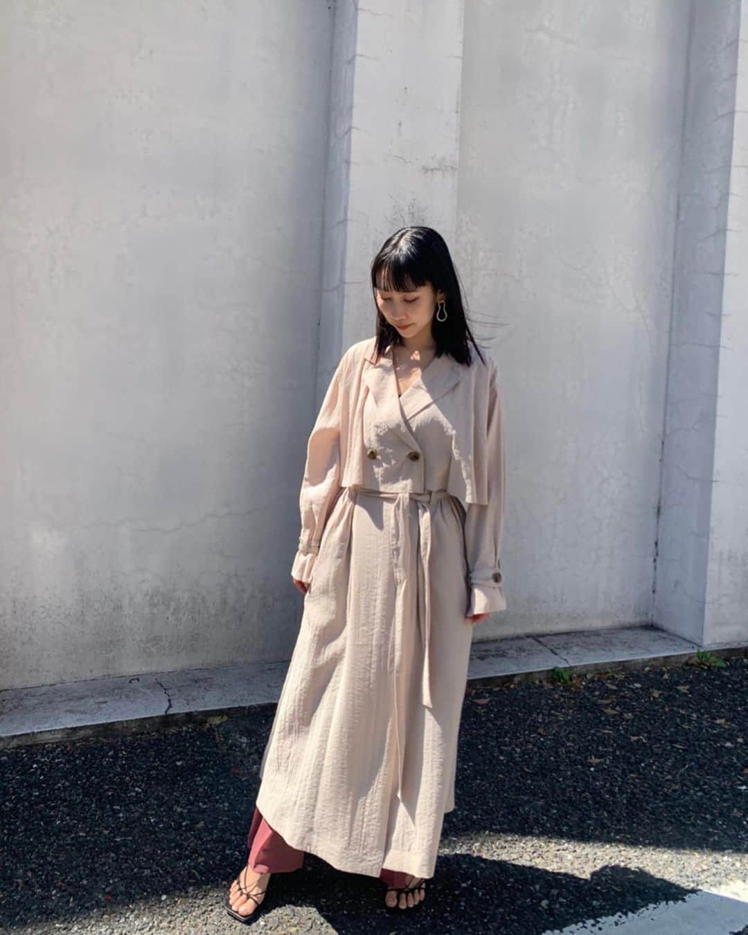 近野莉菜のインスタグラム：「【STYLE SNAP】 ドラマティックに春を装うシアートレンチコートが今の気分。 ＊ Coat 19,000yen+tax Pants 12,000yen+tax Shoes 12,500+tax Pierced earrings 3,200yen+tax  これを着てお花見に行きたかった〜🥺🌸 1日も早く普段通りの生活に戻りますように。 出来る事から対策しましょう😷✨ #SNIDEL  #スナイデル @snidel_official  @snidel_official_snap  @marshmallow_presscat」