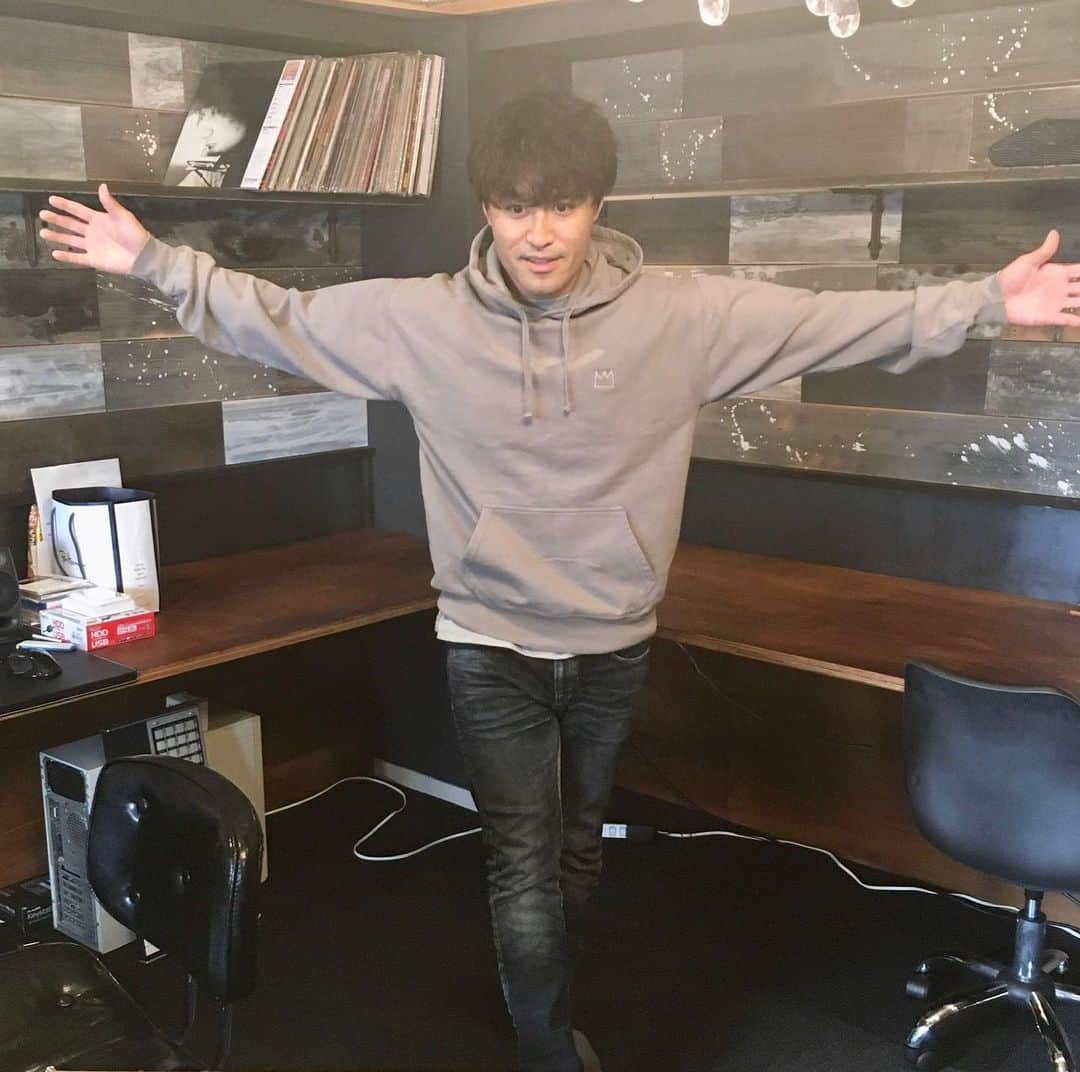 ISEKIのインスタグラム：「先程YouTube撮影完了しました💪  パーカーキングを動画前に解禁!! どうしてこのポーズになっているかは後ほどYouTubeご確認下さい😆  YouTubeがアップされるまで今しばらくお待ちください🙇‍♀️ 動画アップされましたらまたインスタでも写真をアップさせていただきますー  #ISEKI #NO KING! NO LIFE!」