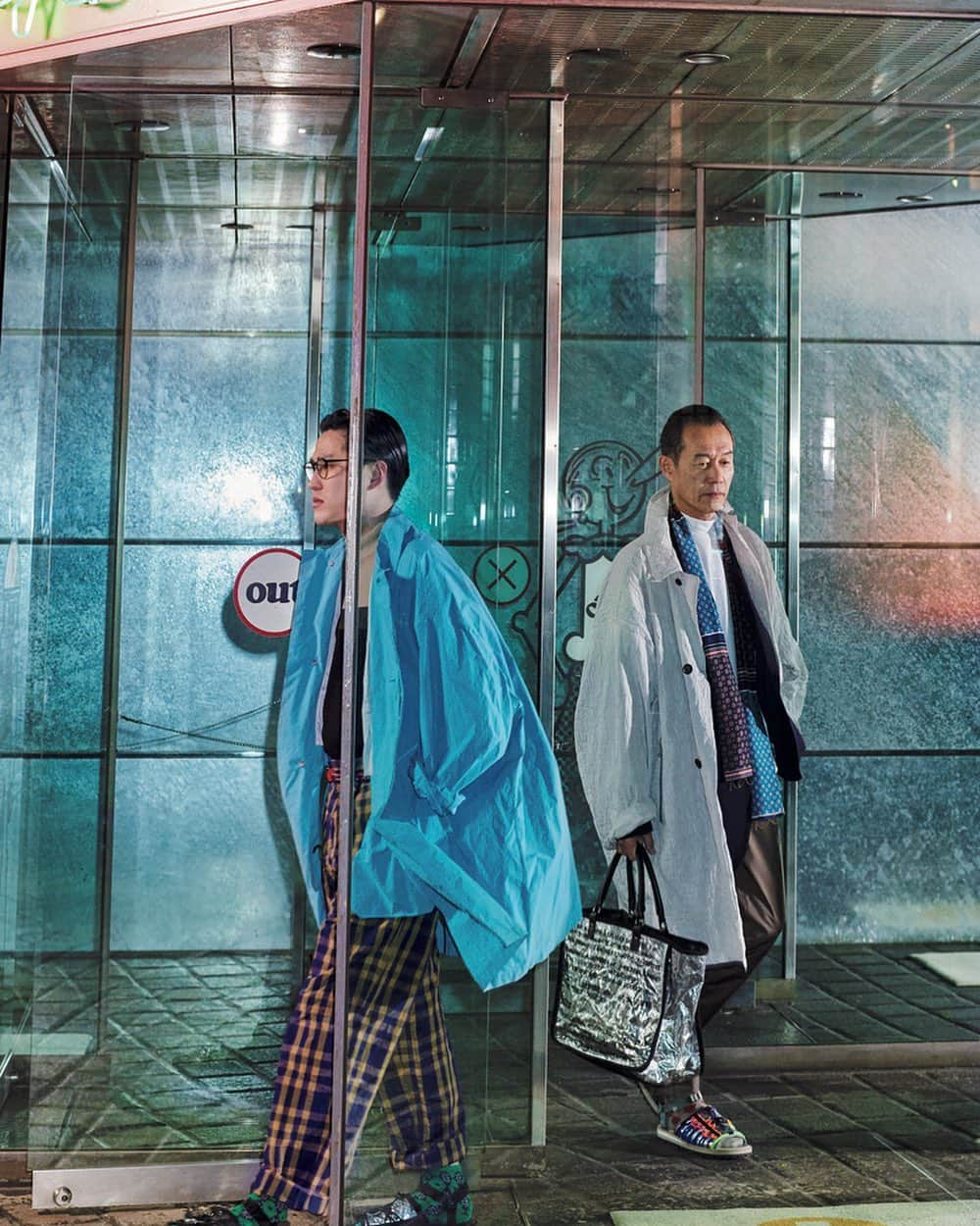 ブルータスさんのインスタグラム写真 - (ブルータスInstagram)「【ファッション特集★発売中】 「My workplace」ページで、ブランド〈kolor〉の服を着てマガジンハウス社の玄関口に佇む２人の男性たち。実は弊社の広告部員なんです。 #BRUTUS #fashion #ファッション #服 #ワークウェア」3月28日 14時43分 - brutusmag