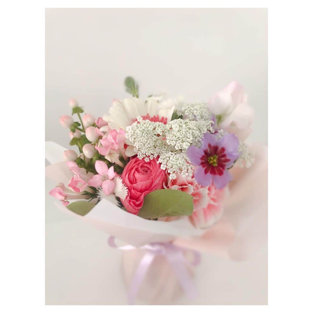 川村優希のインスタグラム：「先日、久しぶりに再会した友達からプレゼントしてもらったお花💐 優しい色合いに癒されます。 . . #flowers #flowerstagram #flowerarrangement #flowerlovers #お花 #お花のある暮らし #フラワーアレンジメント」