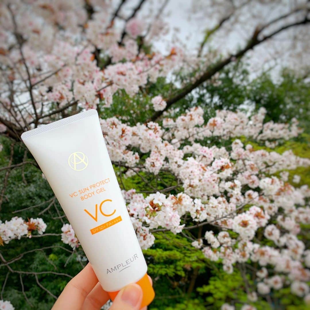 透水さらさのインスタグラム：「紫外線の強い3月！！﻿ 肌へのダメージはほとんどが紫外線だそうです🌞💦﻿ ﻿ ﻿ 家で家族とお花見をする時もしっっかりこちらを塗りました😍﻿ ﻿ ﻿ アンプルール　VCサンプロテクトボディジェル﻿ ﻿ ﻿ 高いUVカットの日焼け止めのどっしりした塗り心地が苦手なんですが、こちらはすごく軽いのにスーパービタミンC配合！！！﻿ すごすぎる👀‼️﻿ ﻿ ﻿ 塗ってすぐに服を着れちゃうところもお気に入りです😍﻿ #アンプルール﻿ #ビタミンUV﻿ #スーパービタミンC﻿ ＃PR﻿ #外でお花見が出来ないので、、気持ちだけでも #家でも紫外線対策」