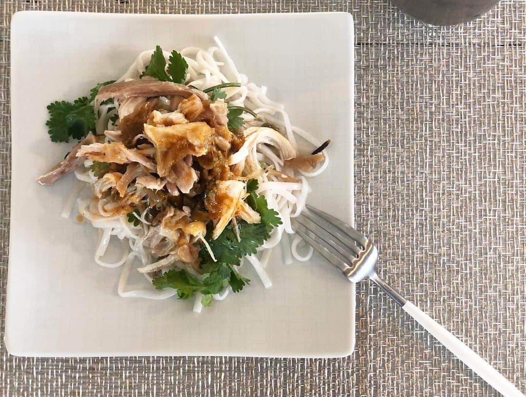 神崎恵さんのインスタグラム写真 - (神崎恵Instagram)「今日のお昼ご飯。 麻婆茄子🍆、ササミの漬け焼き、サバ、豚汁。 サバは休日になぜか食べたくなる。 冷蔵庫の中をのぞきこみながら、夕ご飯の献立も決定。 3枚めの画像は、わたしの調整メニュー。糖質0麺にチキンにパクチー、搾菜。 家族との食事は、何品か作った中から、選んで食べています。 糖質を抜きすぎたり、タンパク質が不足ぎみだと、わたしは肌がシワシワしたり、顔色が悪くなったり、体や肌がたるむんです。 トレーニングのときにも「めぐみさん、しっかり食べれてますか⁈食べてないんじゃない⁈」とバレバレ🙈 忙しいと、ついつい食事をとる時間がなくなってしまいがちなので、体づくりをしている今は更に丁寧に食事を作り、食べることを大切にしています。 40代の体、食べ物だけでどうにかしようとすると、あっという間にあちこち、たるむ、くすむ、しぼむ。 あー、バランスね〜。と。つくづく。  今日は、朝から体を動かし、読書をして、原稿を書いて、息子と遊び、ごはんを作って。 休日は、休日なりに忙しくて不思議。」3月28日 14時52分 - megumi_kanzaki