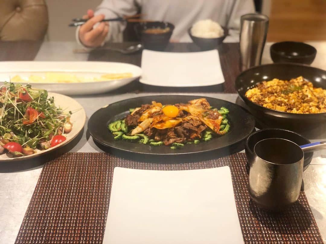 神崎恵さんのインスタグラム写真 - (神崎恵Instagram)「今日のお昼ご飯。 麻婆茄子🍆、ササミの漬け焼き、サバ、豚汁。 サバは休日になぜか食べたくなる。 冷蔵庫の中をのぞきこみながら、夕ご飯の献立も決定。 3枚めの画像は、わたしの調整メニュー。糖質0麺にチキンにパクチー、搾菜。 家族との食事は、何品か作った中から、選んで食べています。 糖質を抜きすぎたり、タンパク質が不足ぎみだと、わたしは肌がシワシワしたり、顔色が悪くなったり、体や肌がたるむんです。 トレーニングのときにも「めぐみさん、しっかり食べれてますか⁈食べてないんじゃない⁈」とバレバレ🙈 忙しいと、ついつい食事をとる時間がなくなってしまいがちなので、体づくりをしている今は更に丁寧に食事を作り、食べることを大切にしています。 40代の体、食べ物だけでどうにかしようとすると、あっという間にあちこち、たるむ、くすむ、しぼむ。 あー、バランスね〜。と。つくづく。  今日は、朝から体を動かし、読書をして、原稿を書いて、息子と遊び、ごはんを作って。 休日は、休日なりに忙しくて不思議。」3月28日 14時52分 - megumi_kanzaki