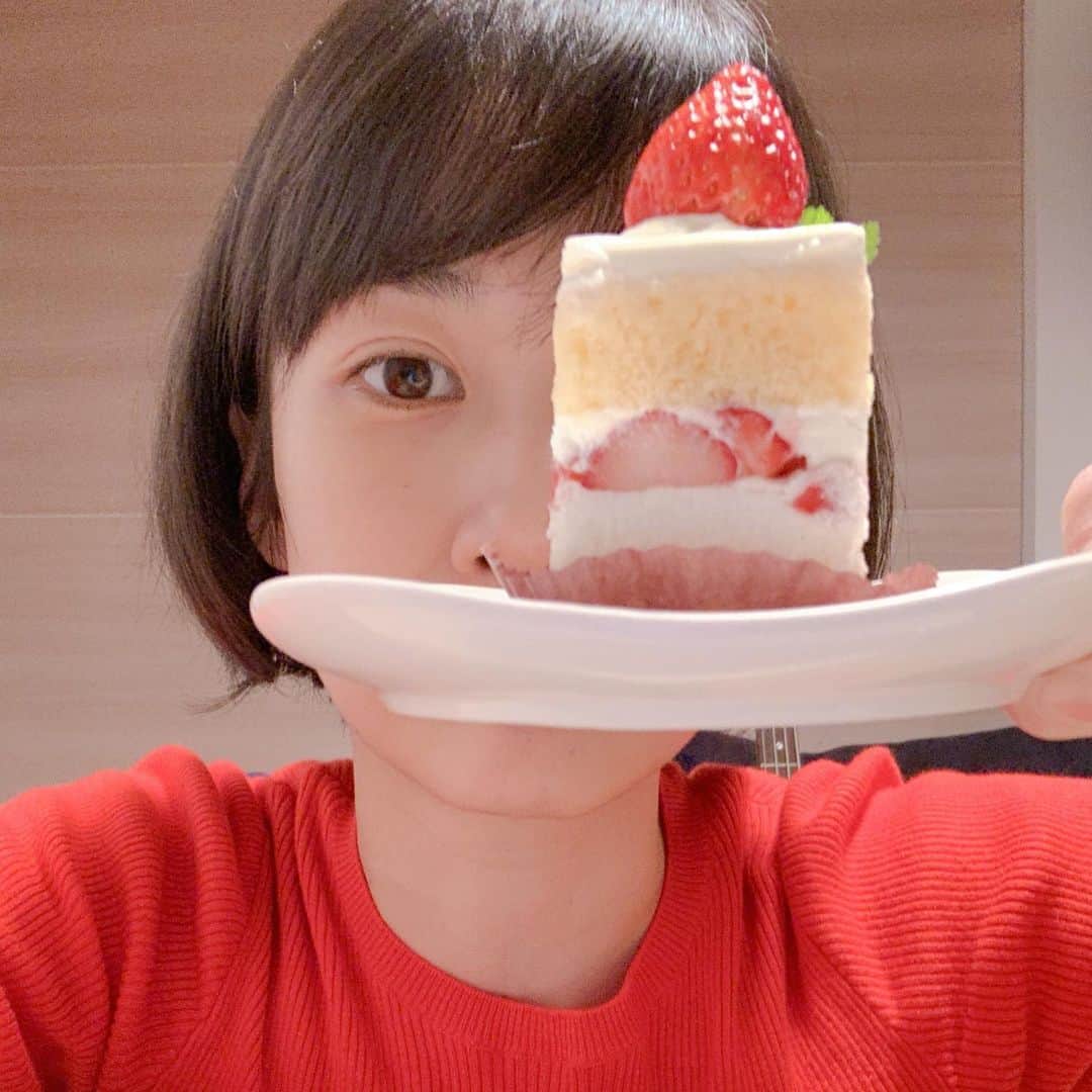 大月さゆのインスタグラム：「そうか。 今日赤いセーターを着ていたのは、 これを食べたかったからか🍰🍓🍰🍓 #こんな日は #見て見ぬフリをしていた箇所をお掃除 #ときめくもの以外とはさようならをする #そしてご褒美のティータイム」