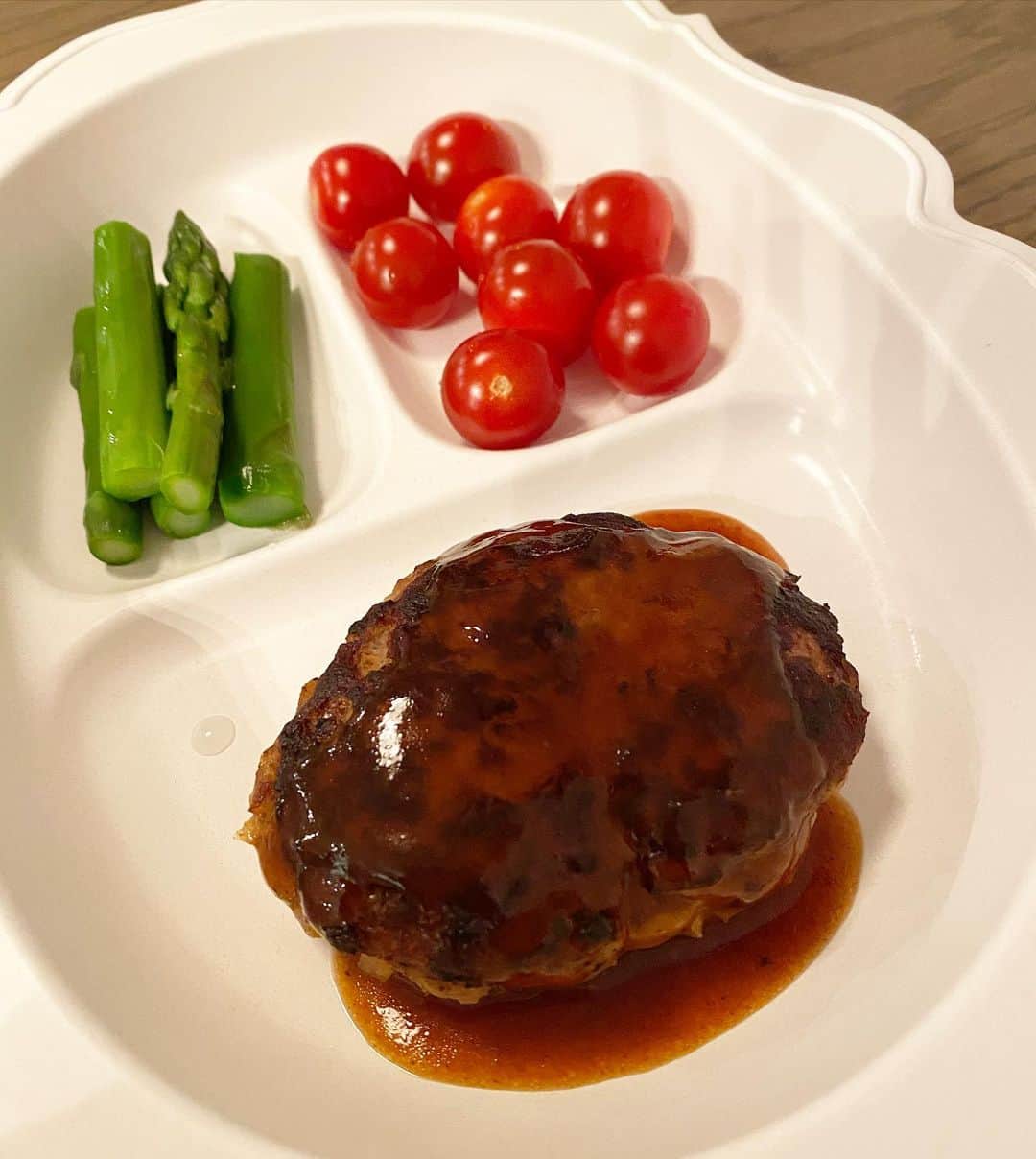 田中雅美さんのインスタグラム写真 - (田中雅美Instagram)「先日。 久しぶりのハンバーグ。 ・ ・ お肉系をあまり食べない娘が半分くらい食べてくれた♪ ・ ・ パン粉が無くても美味しくできたー。 ・ ・ #ハンバーグ #パン粉なし #娘はトマト好き」3月28日 15時15分 - tanakamasami_official