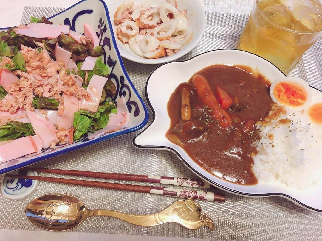 小林香菜さんのインスタグラム写真 - (小林香菜Instagram)「. カレー🍛 日持ちするカレー🍛 最高🍛 後はツナとちくわのマヨネーズ和え、ツナサラダ🥗 ツナの使い回し🤣笑 今日はカレーを別の鍋にちょっと移してカレーのスープが飲みたい気分🍛 自炊載せる需要あるかすらわからないけどいい女だと思い込ませる為に載せとく🥺笑 . そして今日夜20時30から秋元才加ちゃんとコラボ動画でインスタライブやるのでお時間ある人見てね💕 カレーと全く関係ないけどカレーにタグ付けしとこ🍛笑 . #カレー　#カレーライス　#🍛　#サラダ　#🥗　#お家ご飯　#自炊　#自炊生活 #インスタライブ」3月28日 15時16分 - kanaful