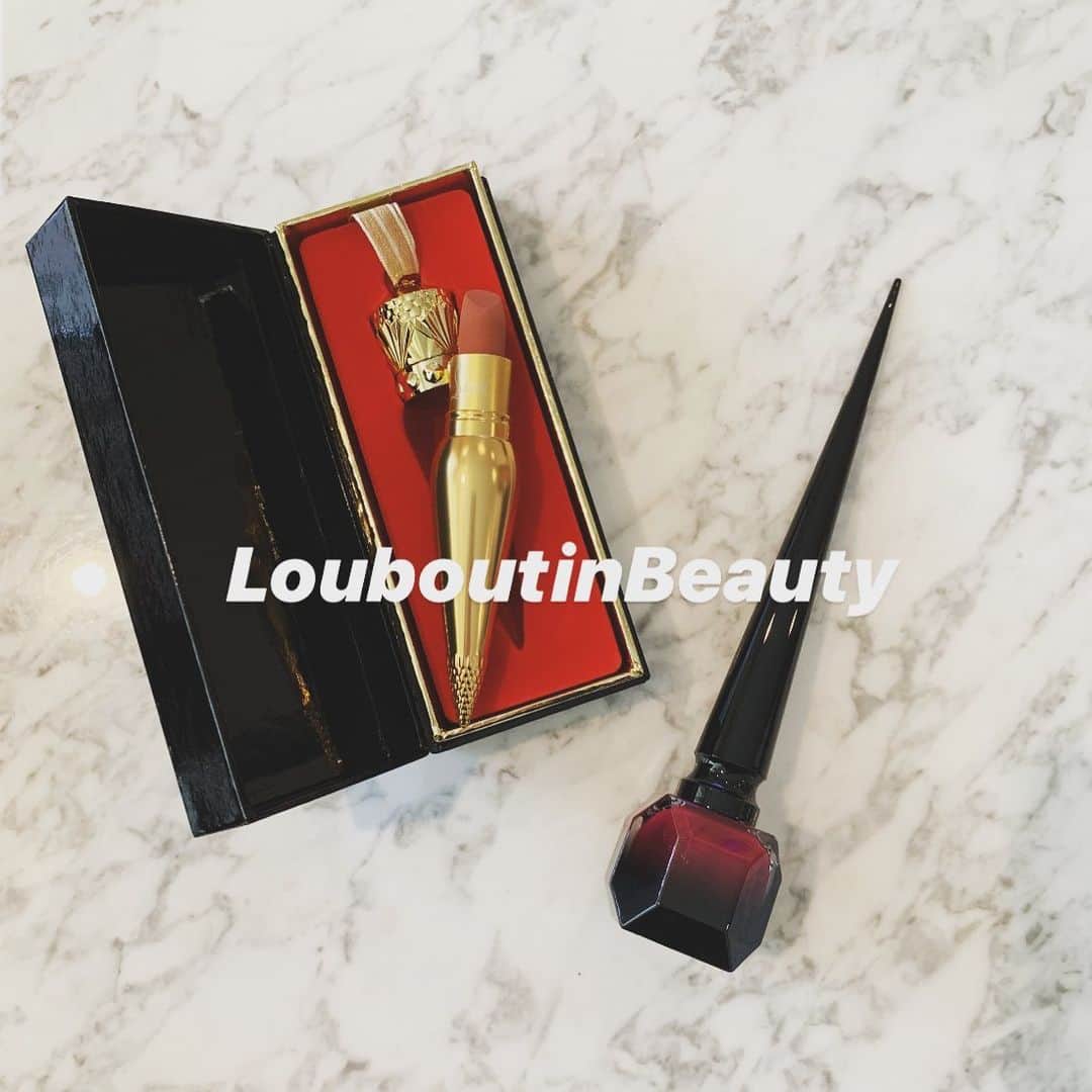 のインスタグラム：「@louboutinbeauty 💋💋 . . クリスチャンルブタン ビューティーから発売されたアイテムが可愛くて、私はベルベットマットのベージュリップ(VERY GIL 015)と、ピンクネイル(DELICOTTE 013)をゲット💄 . . リップは、こんな色欲しかったというような絶妙なピンクベージュで、発色もよくスエードのような仕上がりと、しっとりとした唇を実現するベルベットマットの質感のリップカラー。 色もにじみにくく、長時間唇を保湿して乾燥を防いでくれるよ。 . . ネイルカラーは、濃いめのピンクカラーで、高密着で1コートで贅沢に輝く仕上がりだよ💅🏻色も長時間持続するのは嬉しい。置いておくだけで可愛いボトル。 . . . . . . #louboutinbeauty  #beauty  #ルブタンビューティ」
