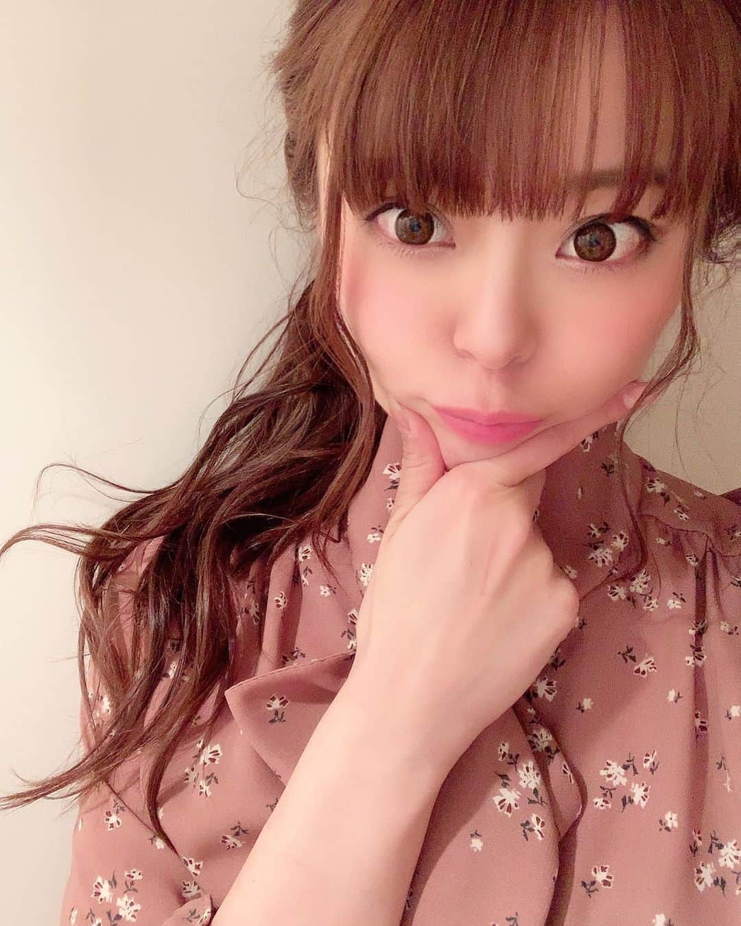 羽瀬萌さんのインスタグラム写真 - (羽瀬萌Instagram)「外出が減って写真が減ってる、、😂😂 化粧最近する回数激減😂 . うがい、手洗いしっりしてます❗️ 元々うがいの習慣は無かったから良い習慣が身についた😌 #コロナに負けるな  #コロナ対策 #ビジョビ　#ワンピース #ポニーテール　#ポニテ」3月28日 15時31分 - megugumigumi
