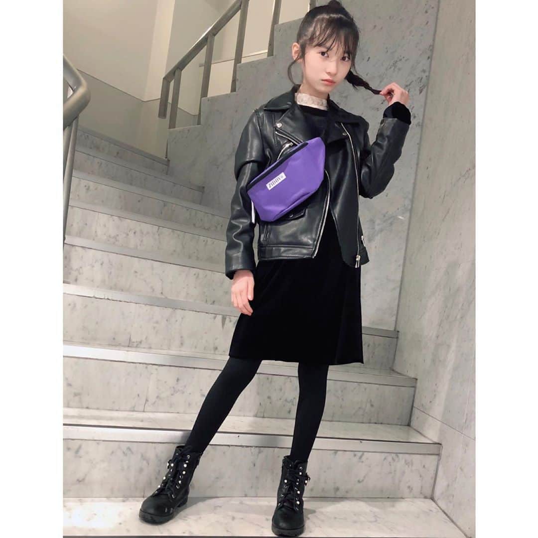 ニコ☆プチのインスタグラム：「﻿ ﻿ ﻿ 今日もプチモのふろくのつかいかたを紹介！﻿ ﻿ ﻿ 今日は、アリス☕️ ﻿ ニコ☆プチ4月号の付録は、豪華なZIDDYのウエストポーチ✨﻿ 発色の良いパープルカラーのポーチだから、﻿ モノトーンコーデが多いありすにはさし色にもなるし、カッコよくキメられる😆﻿ ﻿ 写真ではZIDDYさんぽくCOOLな感じにしてみたよ😎﻿ ﻿ ありすはポーチの中に、﻿ スマホやリップやお財布など入れてます💕﻿ 大きめなパスケースも入っちゃうから便利❣️﻿ ﻿ #ニコプチ﻿ #ニコプチふろく﻿ #プチモのふろくの使い方﻿ #ニコプチふろくのある生活﻿ #付録バッグ﻿ #ジディー﻿ #ZIDDY﻿ #ふろく﻿ #桧山ありす」