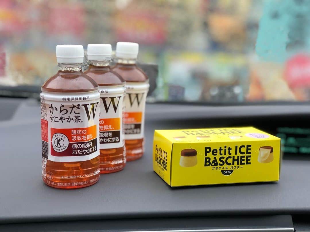 ガリガリガリクソンのインスタグラム：「もーほんと🤣 今日のメイクさんまぢ可愛い🥰 『からだすこやか茶ＷＷＷ』とかw  笑い止まんないんだけどっ🤣  #第二のお姉さんみたいな感じ #ネイルサロン代官山petti #笑顔が絶えない現場 #殺処分ゼロ」