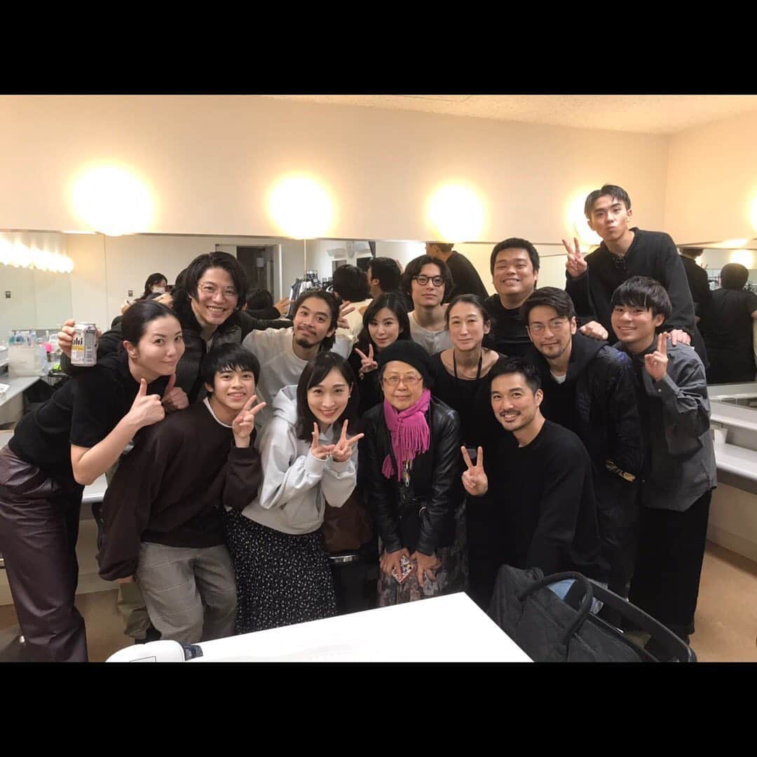 若林時英のインスタグラム：「昨日、「冬の時代」千秋楽を迎えました。土日の３公演は残念ながらできませんでしたが、10回文学士として舞台に立てたこと、共演者のみなさんとお芝居できたことが僕にとって一生の宝物になりました。  今回の台本を初めて読んだ時、自分は演じられるのだろうかと思いました。 でも稽古が始まり、演出家の大河内直子さんをはじめ、この作品に関わった人達のおかげでなんとか自分なりに木下順二さんの世界で生きることができました。本当にありがとうございました。  このような状況の中、足を運んで下さった全てのお客様に感謝してもしきれないです。  また、どこかで再演することを願っています。  #冬の時代」