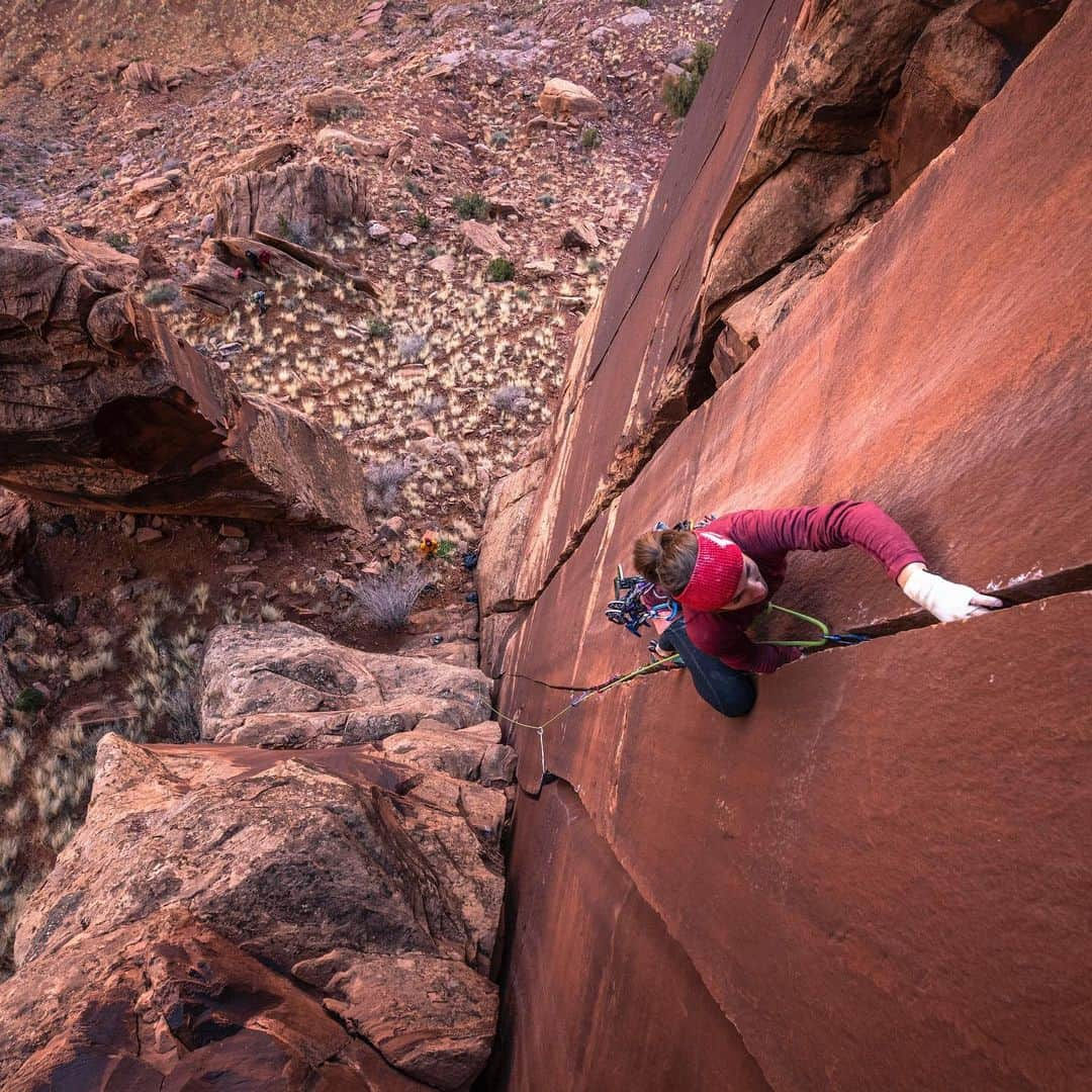 バーバラ・ザンガールさんのインスタグラム写真 - (バーバラ・ザンガールInstagram)「I always used crack climbing gloves for “big hand” sized cracks. But mostly preferred tape for the „thin hand“ cracks. @blackdiamond crack gloves are with 0.6mm thickness very close to tape. So even if @alexhonnold would never use them—For me those are the best I have ever had. But of course if you have elephant skin and you are the ultimate crack climbing machine you probably don’t need them. 📸 @wasatchandy」3月28日 16時22分 - babsizangerl