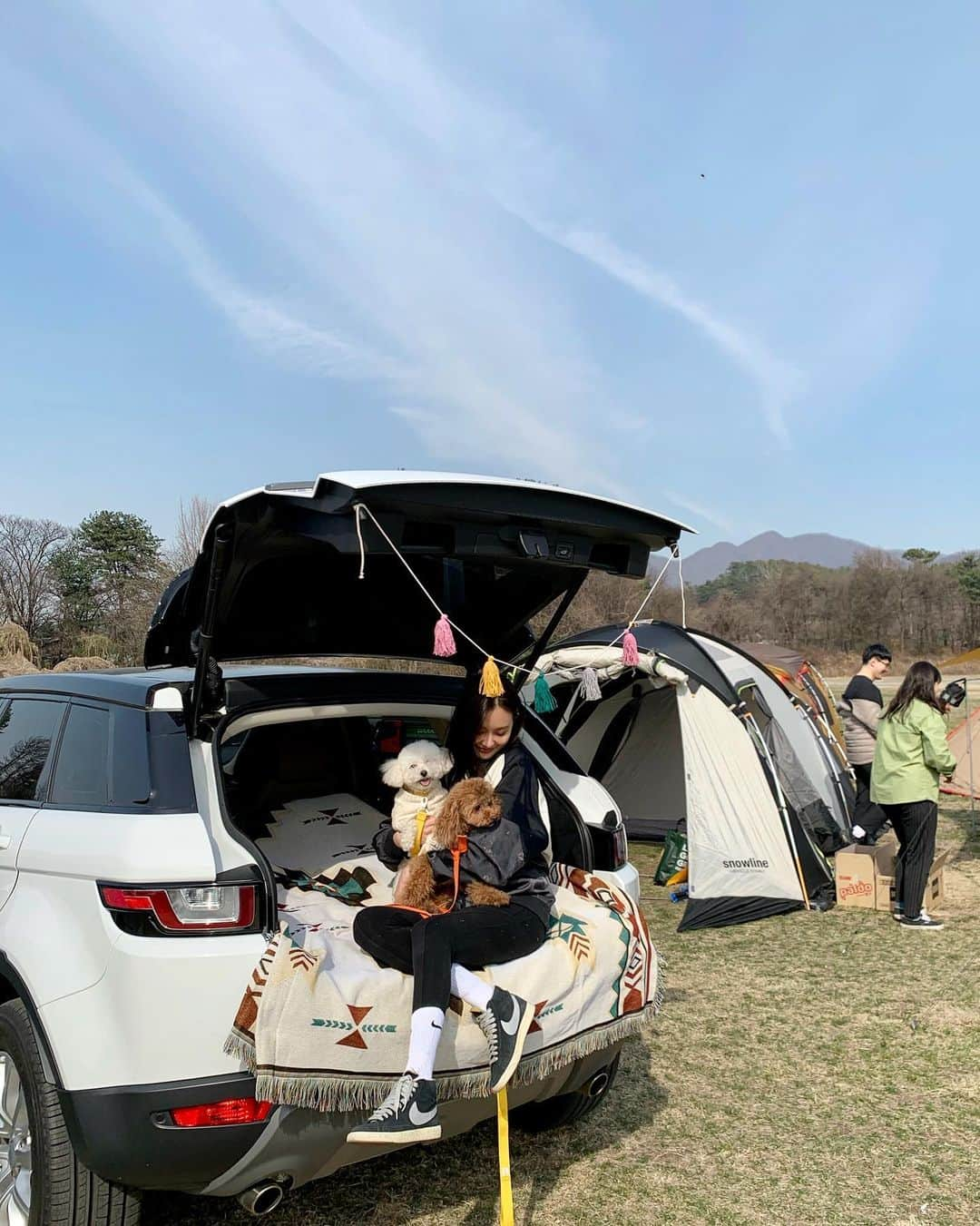 ソンシンさんのインスタグラム写真 - (ソンシンInstagram)「친구들은 텐트치고  우리는 차박🚌⛺️ - 처음와보는데 또다른 멋진 인생들이 많다, 정말🥺 옆에 강도있고 서울근처라 가깝고  봄엔 뚝방길에 아카시아가 다 핀데요! 요즘 애들 산책도 잘 못하고 답답했는데 오늘 너무 행복🖤 #첫캠핑」3月28日 16時14分 - sungshin_p