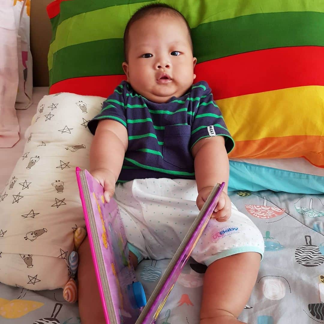 デビー・スサントのインスタグラム：「Malam mingguan pada ngapain?  Mikha lagi santuy sambil baca buku, di dandanin mama yang ngak ada kerjaan 😒 Pasrah aja lah 🙈 gimana sip kan? 👍😁 #stayhome #stayhealthy #dirumahaja #mikhaelkayanadaya」