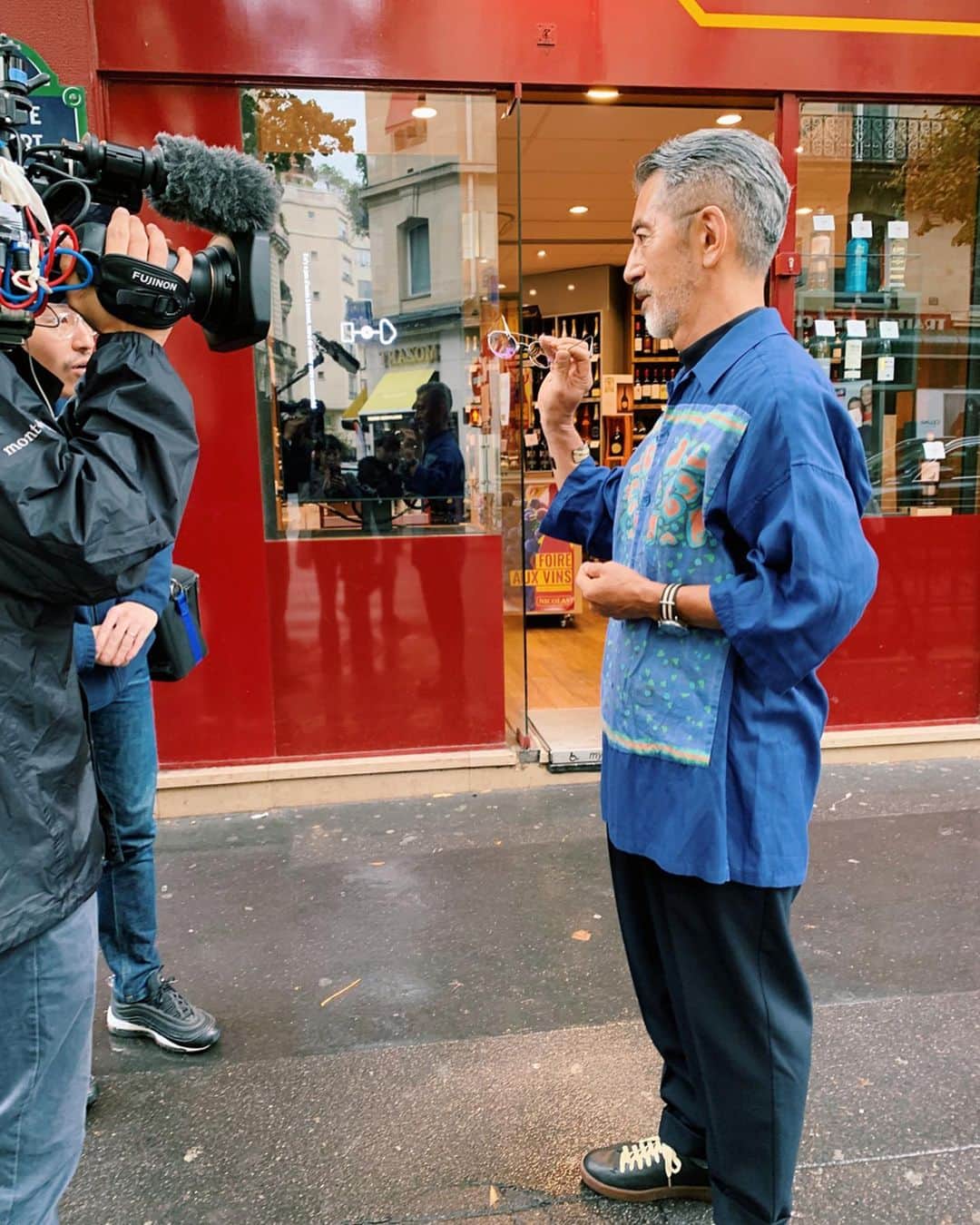 のインスタグラム：「【再放送決定！】 NHKの人気番組「世界はほしいモノにあふれてる」にて1月23日に放送された代表岡田が出演した回「フランス、人生を変えるメガネを探す旅」の再放送が決定いたしました。 放送日：3月31日（火）1:10〜2:00 （日付が変わった深夜1:10からスタートです。） 昨年9月末から10月初めにかけて岡田のフランス出張の様子を密着取材をしていただきました。フランス、ジュラ地方の山奥でまるで時が止まったかのような古びた蔵でのビンテージフレーム発掘からヨーロッパ最大級のメガネ展示会、シルモでの新作買い付け、さらに4月16日に京都新風館にオープンする新店舗に向けた商品デザインの打ち合わせやアンティーク家具探索など見応えたっぷりの内容になっております。岡田の審美眼にかなったアイウエアが続々と登場予定です。前回見逃してしまった方は是非この機会にどうぞご覧ください。 #再放送 #nhk #せかほし #世界はほしいモノにあふれてる  @globespecs_official  @tetsuya_globespecs  @anneetvalentin  @ahlem  @lescalunetier  @jeremytarian  @selimaoptiquesoho」