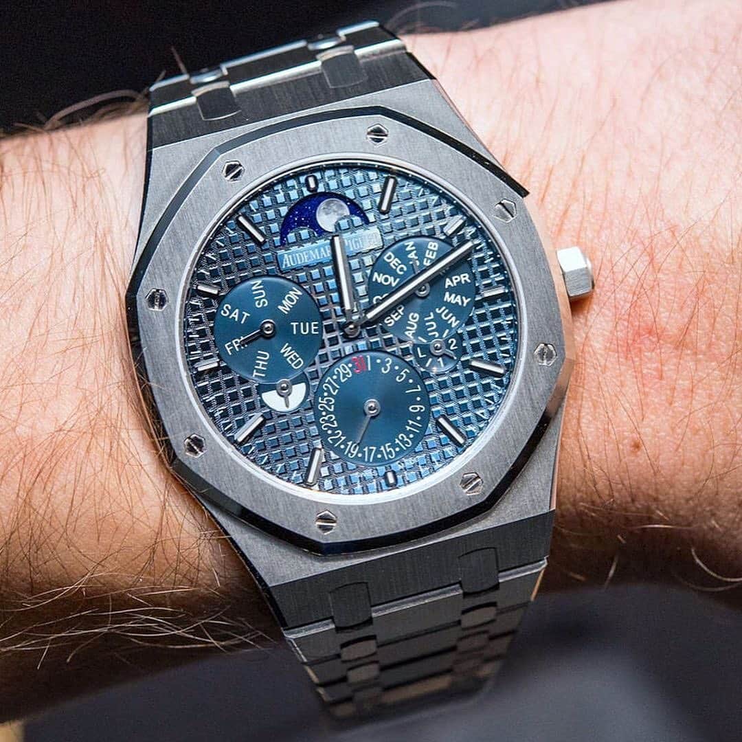 Daily Watchさんのインスタグラム写真 - (Daily WatchInstagram)「6,3 mm - the thinnest automatic perpetual calendar on the market. The Audemars Piguet Royal Oak RD#2 Perpetual Calendar Ultra-Thin 🔥 Photo by @ablogtowatch」3月28日 16時27分 - dailywatch