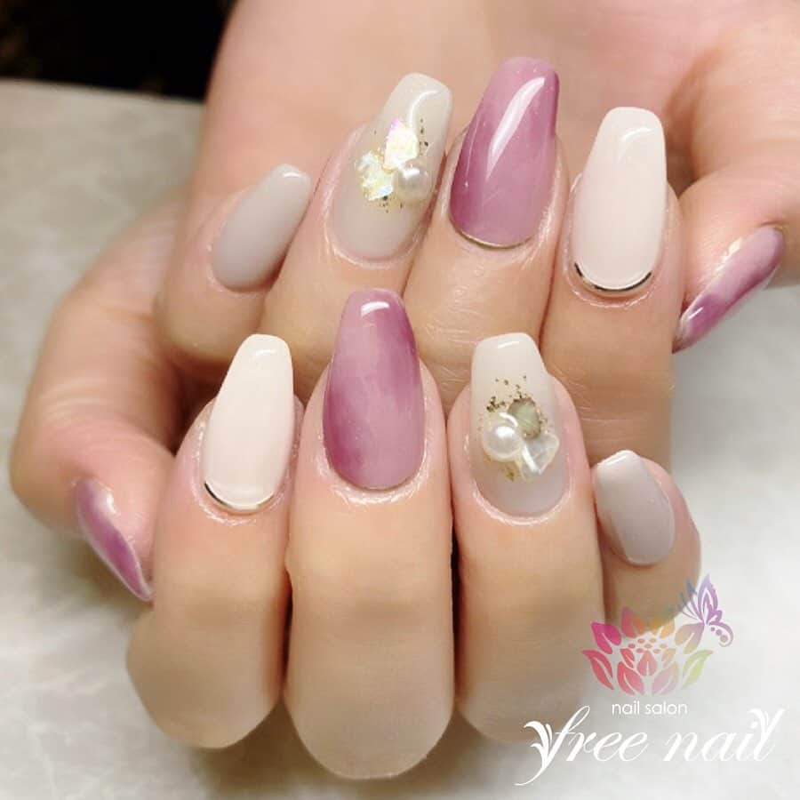 free nail フリーネイルのインスタグラム：「. お客様ネイル💅🏻🌸 . ロージーニュアンスネイル💗✨ . シンプルでお上品🌝💗 . ご来店ありがとうございました🙇🏻‍♀️🙇🏻‍♀️🙇🏻‍♀️💗 . #ネイルアート #ジェルネイル #ネイルサロン #大阪ネイルサロン #ネイルデザイン #ネイルチェンジ #ニュアンスネイル #シェルネイル #パールネイル #ピンクネイル #パープルネイル #デザインネイル #トレンドネイル #シンプルネイル #大人ネイル #ロングネイル #上品ネイル #春ネイル #springnails #nailsart #nailsdid #美甲 #日式美甲 #日式美甲胶 #日本美甲师 #日本美甲老师 #美甲上课 #日本胶 #フリーネイル #freenail」