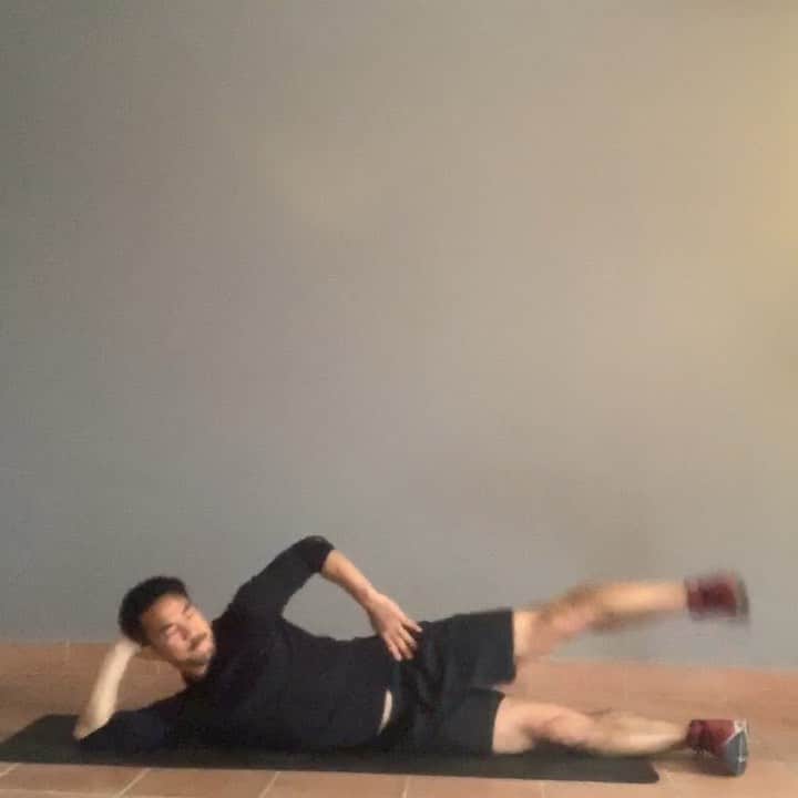 岡崎慎司のインスタグラム：「Training video day 4  家の中で行き詰まったり、トレーニングがしんどくなったら、4枚目の写真みたいに花に癒しを求めてみましょう😊🌸#庭に咲く花#癒しと空気を綺麗にする効果あるらしい#たまには息抜きしよう#stay home #今は出来るだけ家にいよう 10. 横に寝て脚上げ（澱筋） 　腰骨を地面につつけるように横に寝る。上にある脚の踵が下に引っ張られているように脚を伸ばし、その状態を保持しながらできる限りに範囲で脚を開脚する。開脚するときにはつま先が動 　かないようにする（地面と平行移動） 11. 開脚ジャンプ 　1・2のリズムで片脚を前〜後ろに振り、3のリズムでジャンプして前後に開脚しながら着地する。そして次には逆の脚を振るようにして交互に行う。  12. 上半身旋回 　肩幅で立ち、下半身を動かさないようにしながら上半身のみを旋回する。 #杉本龍勇 #杉本メソッド#運動能力アップ」