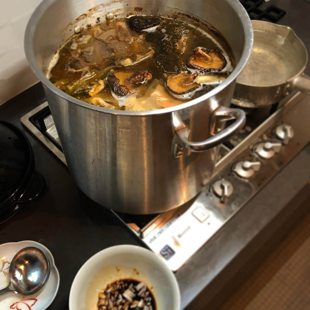 中村獅童さんのインスタグラム写真 - (中村獅童Instagram)「昨日からスープを仕込みラーメンとカレーを作りました、 　皆様如何お過ごしですか？今夜は「世界一受けたい授業」と「人生最高レストラン」に出演させていただきます是非ご覧ください。 #外出自粛 #みんなで乗り越えよう #陽喜 #獅童」3月28日 16時57分 - shido_nakamura