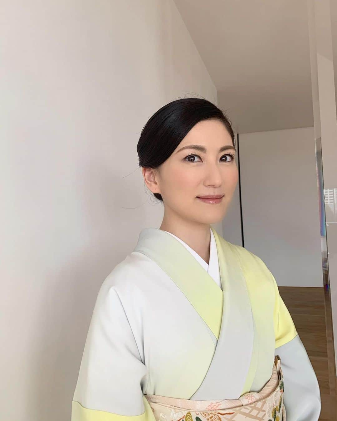 田中彩子さんのインスタグラム写真 - (田中彩子Instagram)「. A wonderful book has been released with beautiful Japanese antiques and dishes (cooked by Mr. Hiroshi Sugimoto) and my first KIMONO look👘 #contemporaryartist #hiroshisugimoto . 現代美術作家、杉本博司さんが「婦人画 報」にて架空の割烹「味占郷(みせんきょう)」 亭主として料理の腕を振るい、貴重な美術品を取り合わせてお客様をおもてなしする婦人画報の人気連載「謎の割烹 味占郷」にて、建築家の田根剛さんとご一緒にご招待していただきました。 いつもとは違う初の着物姿も載っております。 . この連載をまとめた書籍「趣味と芸術増補版」発売中です！ 骨董や貴重な写真が沢山の美しいご本ですのでぜひ御覧頂けたらと思います💐 婦人画報掲載版は4/1発売です📚 . . . #杉本博司 #hiroshisugimoto #謎の割烹 #謎の割烹味占郷　#田根剛 #田中彩子 #tsuyoshitane #ayakotanaka  #趣味と芸術 #香色 味占郷 #婦人画報 #fujingaho」3月28日 16時49分 - ayakotanaka_instaofficial