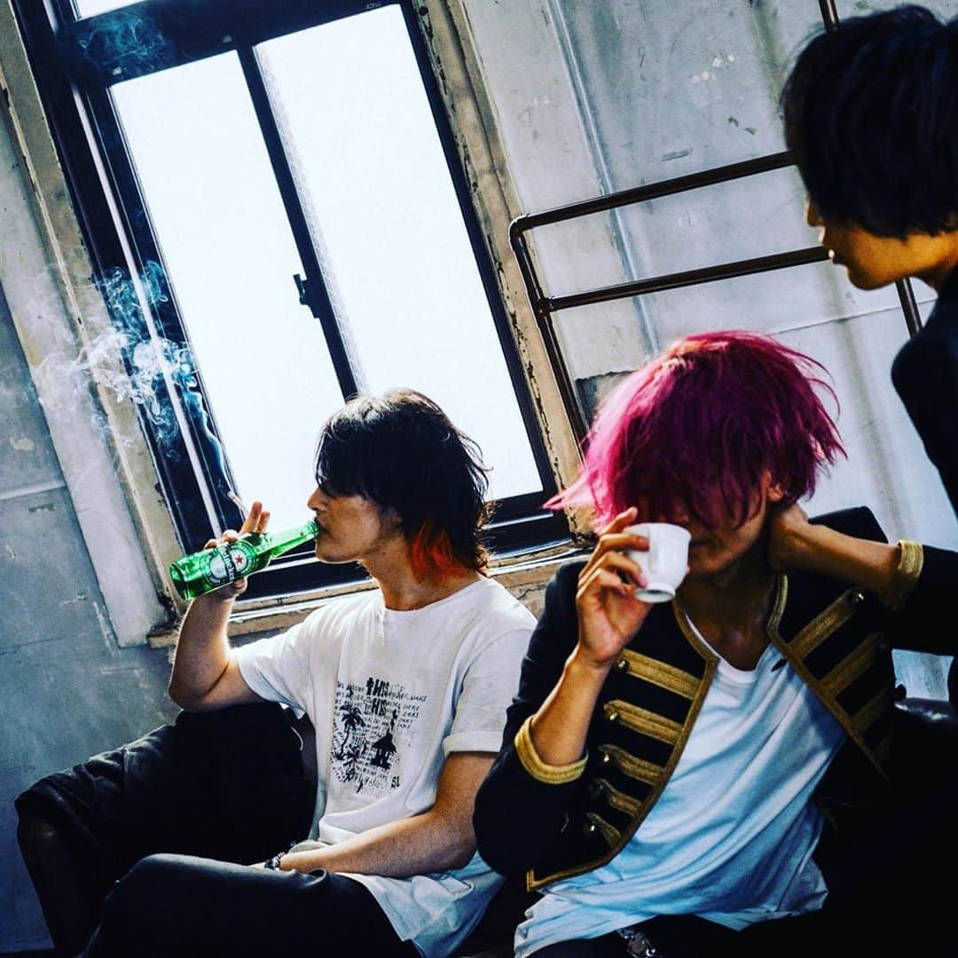 川上洋平さんのインスタグラム写真 - (川上洋平Instagram)「Let's stay safe.  #stayhome  #rockinonjapan  #pinkhair  #ピンクヘアが見れるのはロッキンだけ笑」3月28日 17時01分 - yoohei_alexandros