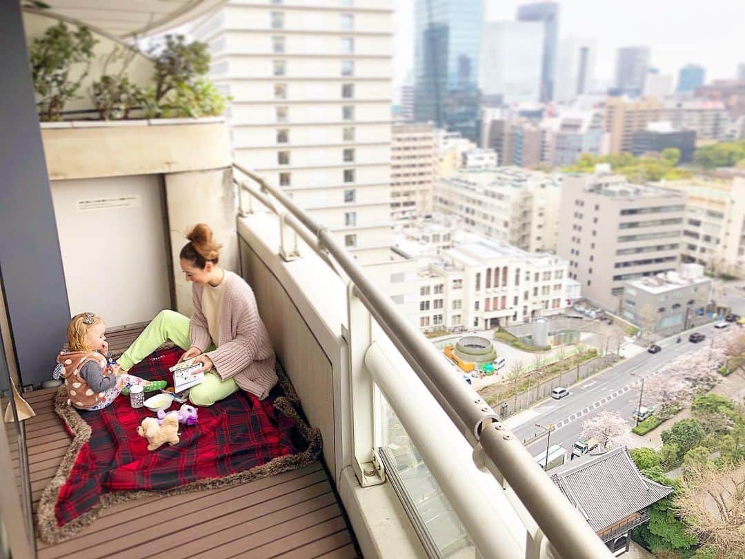 太田エイミーのインスタグラム：「Snack time (picnic style) on our balcony. We are trying to stay positive and calm at home. The situation in Tokyo is getting worse by the day and this city may have a huge outbreak too if we are not careful. Everyone needs to wake up and realize that this can only work if we all respect the authority’s decisions and stay home unless it’s absolutely necessary. Being at home with a toddler all day is not easy. Leisure activities can wait!! And I’m sure the cherry blossoms will bloom again next year. Sending love to everyone. #stayhome」