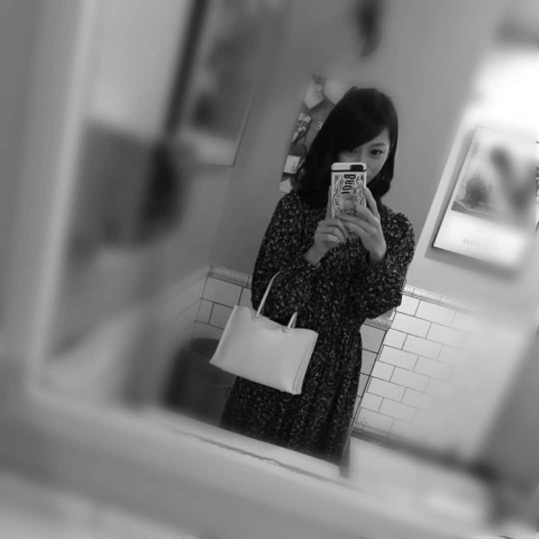 のインスタグラム：「お久しぶりの更新ですがみなさん元気にしてますか？  色んな県でも自粛とかで、予定がなくなってしまってる方も多いのかな？と思いながら、私と関わってくれた方が少しでもこの投稿で、笑顔になれたらと思い勇気を振り絞って投稿しました。笑  毎年開催している4月の誕生日会も開催するつもりだけどまだどうなるか不安。でも焦らず日にちがズレちゃったとしても今年中に出来たらそれはそれでみんなに会える機会があるってことだから嬉しいな。 もし「誕生日会やるよ！」ってなったらみんなが集まって会いに来てくれたら嬉しいな！  自分のmy写真があんまりないんだけど、最近のじゃなくてもまた更新するね♡  くれぐれも体調には気をつけて、みんなが笑顔でありますように☆」
