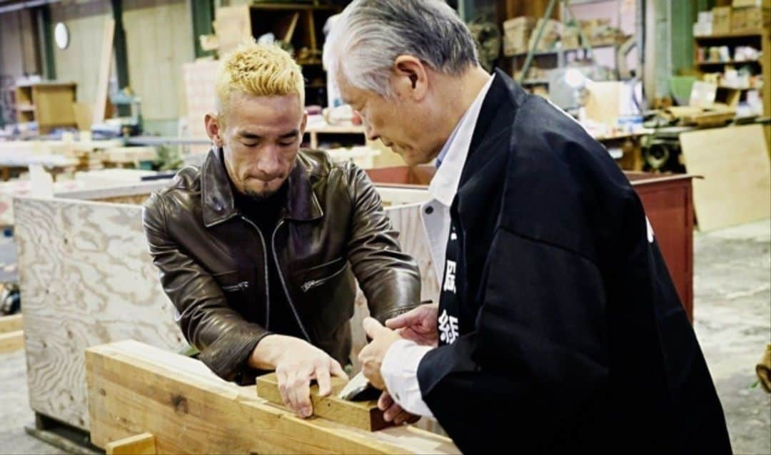 中田英寿のインスタグラム：「So honored to experience a traditional technique of Kongo Gumi Co.,Ltd, the oldest construction company in the world that professionalizes the restoration of shrines and temples.  神社や寺の修復工事を手がける世界最古の建築会社[金剛組]で歴史ある技術を体験。  #osaka #kongo #constructioncompany #japaneseculture #japantrip #japanesetradition  #hidetoshinakata #goethweb #大阪 #中田英寿 #金剛組 #建築 #宮大工」