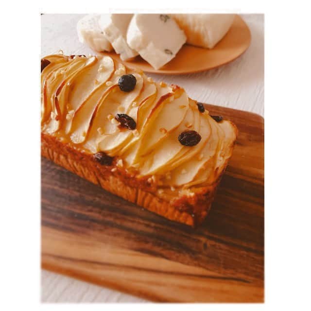 前田ゆかのインスタグラム：「林檎🍎があったので アップルシナモンケーキを焼きました！  大豆粉と米粉を半々でかなりしっとりとしたパウンドケーキに仕上がります。 最後に蜂蜜をかけて焼くと濃厚さとツヤが出て おいしい〜〜に尽きます☆  #グルテンフリー #glutenfree  #大豆粉 #soysweet  #アップルシナモンケーキ #グルテンフリーパンも焼いて冷凍 #おこもりデイ  #作りたいもの作る時間 #林檎は薄く薄く #簡単で満足度高いですよ #maeyukareshipi」