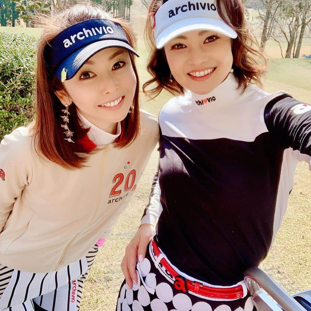 吉田玲奈さんのインスタグラム写真 - (吉田玲奈Instagram)「😘春🌸GOLF⛳️ ふたりでarchivioコーデ❣ バイザーお揃い。 楽しくていっぱい笑った🎶🤣 #載せていなかったシリーズ　#過去pic  #千葉国際カントリークラブ  #素敵なゴルフ場  #ポカポカゴルフ⛳️ #golf #golfstagram  #archivio #アルチビオ #eyevol #ゴルフウェアコーデ  #ゴルフウェア #オトナゴルフ女子  #ごるふ女子  #ゴルフ女子  #ゴルフオトナ女子  #宮崎宣子 #のぶちゃん #面白い #吉田玲奈 #セントフォース #女子アナゴルフ #reinagolf」3月28日 17時25分 - reina.yoshida.ciel.1218