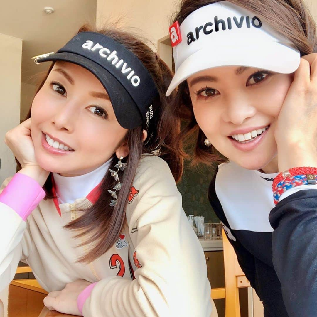 吉田玲奈さんのインスタグラム写真 - (吉田玲奈Instagram)「😘春🌸GOLF⛳️ ふたりでarchivioコーデ❣ バイザーお揃い。 楽しくていっぱい笑った🎶🤣 #載せていなかったシリーズ　#過去pic  #千葉国際カントリークラブ  #素敵なゴルフ場  #ポカポカゴルフ⛳️ #golf #golfstagram  #archivio #アルチビオ #eyevol #ゴルフウェアコーデ  #ゴルフウェア #オトナゴルフ女子  #ごるふ女子  #ゴルフ女子  #ゴルフオトナ女子  #宮崎宣子 #のぶちゃん #面白い #吉田玲奈 #セントフォース #女子アナゴルフ #reinagolf」3月28日 17時25分 - reina.yoshida.ciel.1218