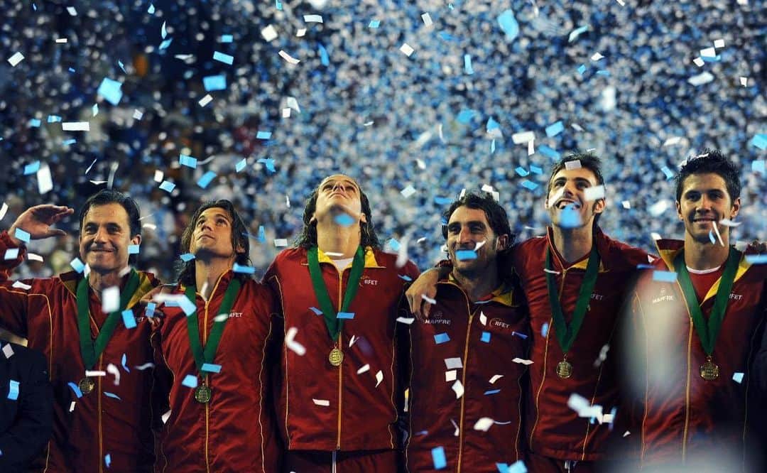 フェルナンド・ベルダスコのインスタグラム：「Sábado de #QuédatEnCasaConTDP  A partir de las 12:15h  La Davis 🇦🇷 vs 🇪🇸 de Mar del Plata  El histórico triplete 🇪🇸 en maratón de Helsinki ‘94  Etapón de Contador en @LeTour’09  La Recopa’00 de L’Eliana  La Copa’08 @Penya1930 vs @Baskonia  La Recopa de Basilea’79 ¿Os quedáis?  GRACIAS @teledeportertve POR HACERME REVIVIR UNO DE LOS DÍAS MÁS FELICES DE MI VIDA, DEL TENIS, Y DEL DEPORTE ESPAÑOL 🇪🇸❤️ Quien se apunta ??? 🙋🏻‍♂️」