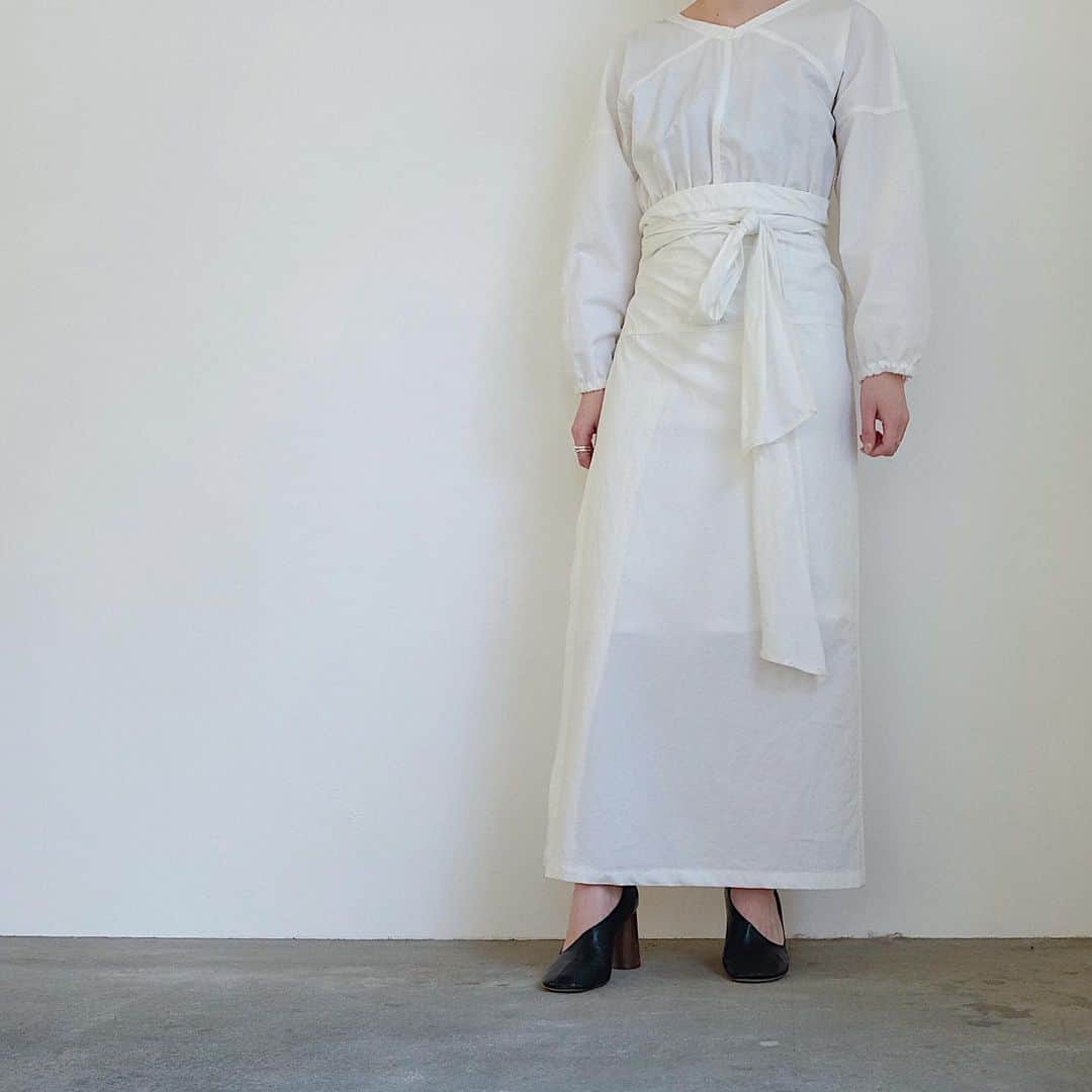 CASA FLINEさんのインスタグラム写真 - (CASA FLINEInstagram)「Winding Shirt dress| ﻿ ワインディングシャツドレス﻿ Color \ White Brown ﻿ ﻿ ﻿国内産の天然コットン生地を使ったミニマルなデザインにカーサフラインらしさがたくさん詰まったワンピースです  独特な表情を持つハリ感のあるコットンを使用し、デイリーユースしやすいカジュアルテイストに落とし込んだロングワンピース﻿ ﻿ アクセントとなる大きなウエストリボンは、結び方や位置に変化を付けて、自在なアレンジとスタイリングが可能﻿ ﻿ ﻿ Sustainable policy ﻿ Japan fabric \ Natural 100﻿ 🌿天然繊維と再生繊維を使うことで環境への配慮を実施しています﻿ ﻿ ﻿ ﻿model: 153cm #casafline #sustainable #sustainablefashion #organic #craftmanship #upcycle #reuse﻿ #madebyearth#earth#ethical#nature#20ss#spring #summer#tokyo #fashion #modefashion﻿ #sustainablemodefashion #casaflineforearth」3月28日 17時43分 - casa_fline