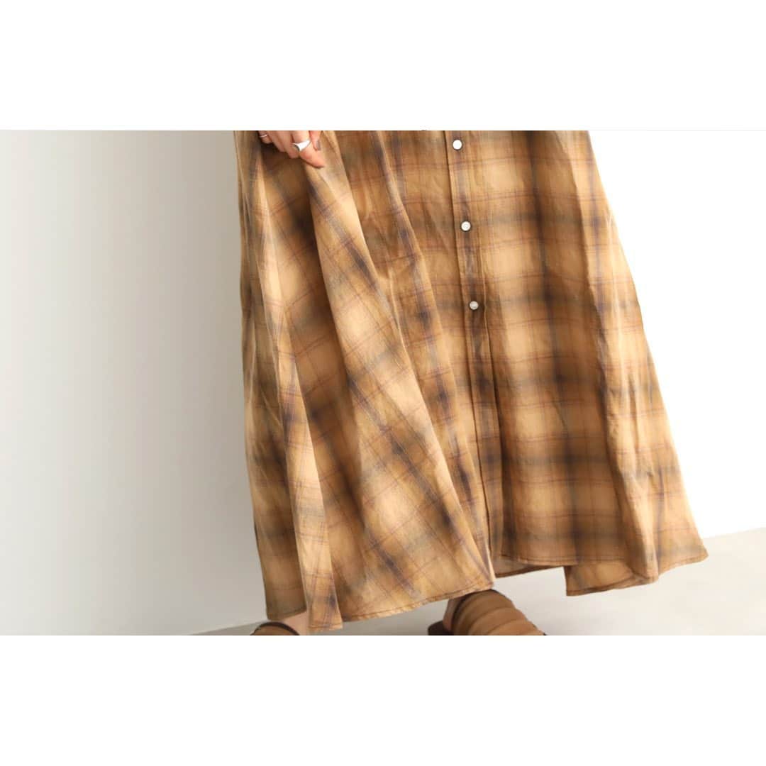 JOURNAL STANDARD relumeさんのインスタグラム写真 - (JOURNAL STANDARD relumeInstagram)「﻿ ﻿ \ Exclusive item / ﻿ ﻿ 歩く度に揺れるたっぷりとした裾のフレアとギリギリまで伸ばしたロング丈はrelumeでしか手に入らない別注仕様。﻿ ﻿ ゆったりとしたシルエットでボディラインを拾わないのも嬉しいポイント！軽さのある素材感なので、夏場でも涼しく着れる大人のチェックワンピース！﻿ ﻿ ﻿ #relume #shirtsdress #dress #onepiece﻿ #spring #relumewomen #2020ss ﻿ #journalstandardrelume #baycrews﻿ #レリューム #ジャーナルスタンダードレリューム﻿ #ベイクルーズ﻿ #plaid #exclusive #pendelton」3月28日 17時47分 - js_relume