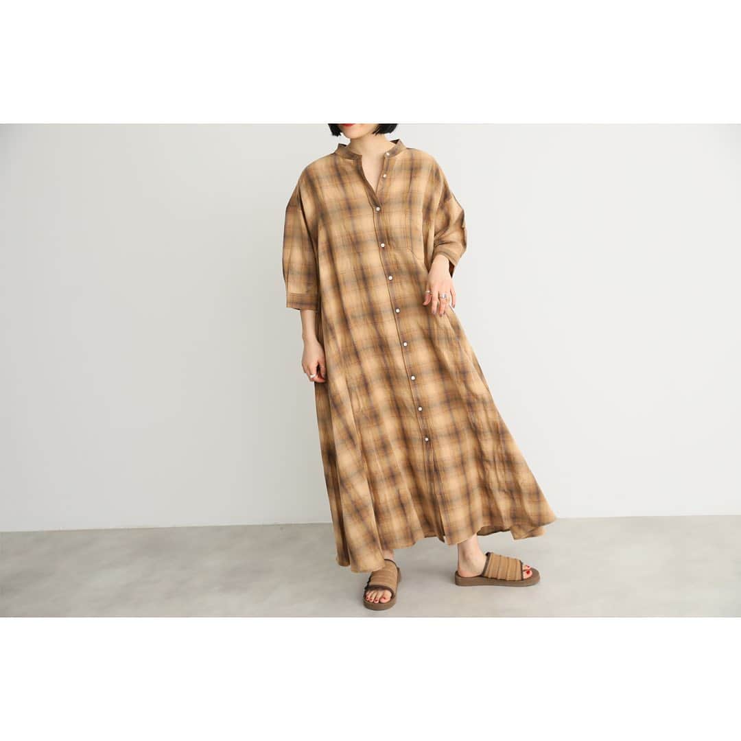 JOURNAL STANDARD relumeさんのインスタグラム写真 - (JOURNAL STANDARD relumeInstagram)「﻿ ﻿ \ Exclusive item / ﻿ ﻿ 歩く度に揺れるたっぷりとした裾のフレアとギリギリまで伸ばしたロング丈はrelumeでしか手に入らない別注仕様。﻿ ﻿ ゆったりとしたシルエットでボディラインを拾わないのも嬉しいポイント！軽さのある素材感なので、夏場でも涼しく着れる大人のチェックワンピース！﻿ ﻿ ﻿ #relume #shirtsdress #dress #onepiece﻿ #spring #relumewomen #2020ss ﻿ #journalstandardrelume #baycrews﻿ #レリューム #ジャーナルスタンダードレリューム﻿ #ベイクルーズ﻿ #plaid #exclusive #pendelton」3月28日 17時47分 - js_relume
